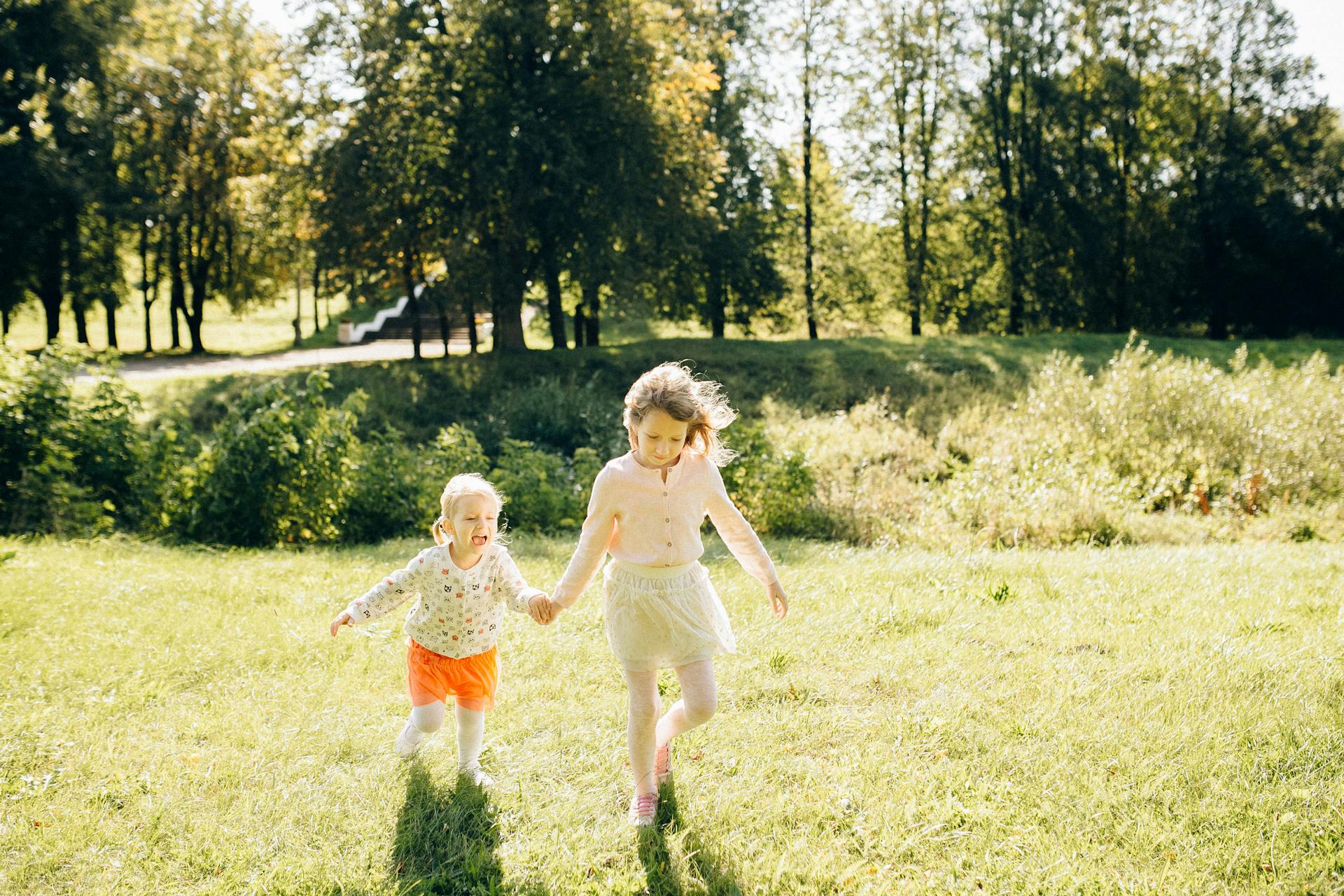 Dos niñas jugando en el jardín | Fuente: Pexels