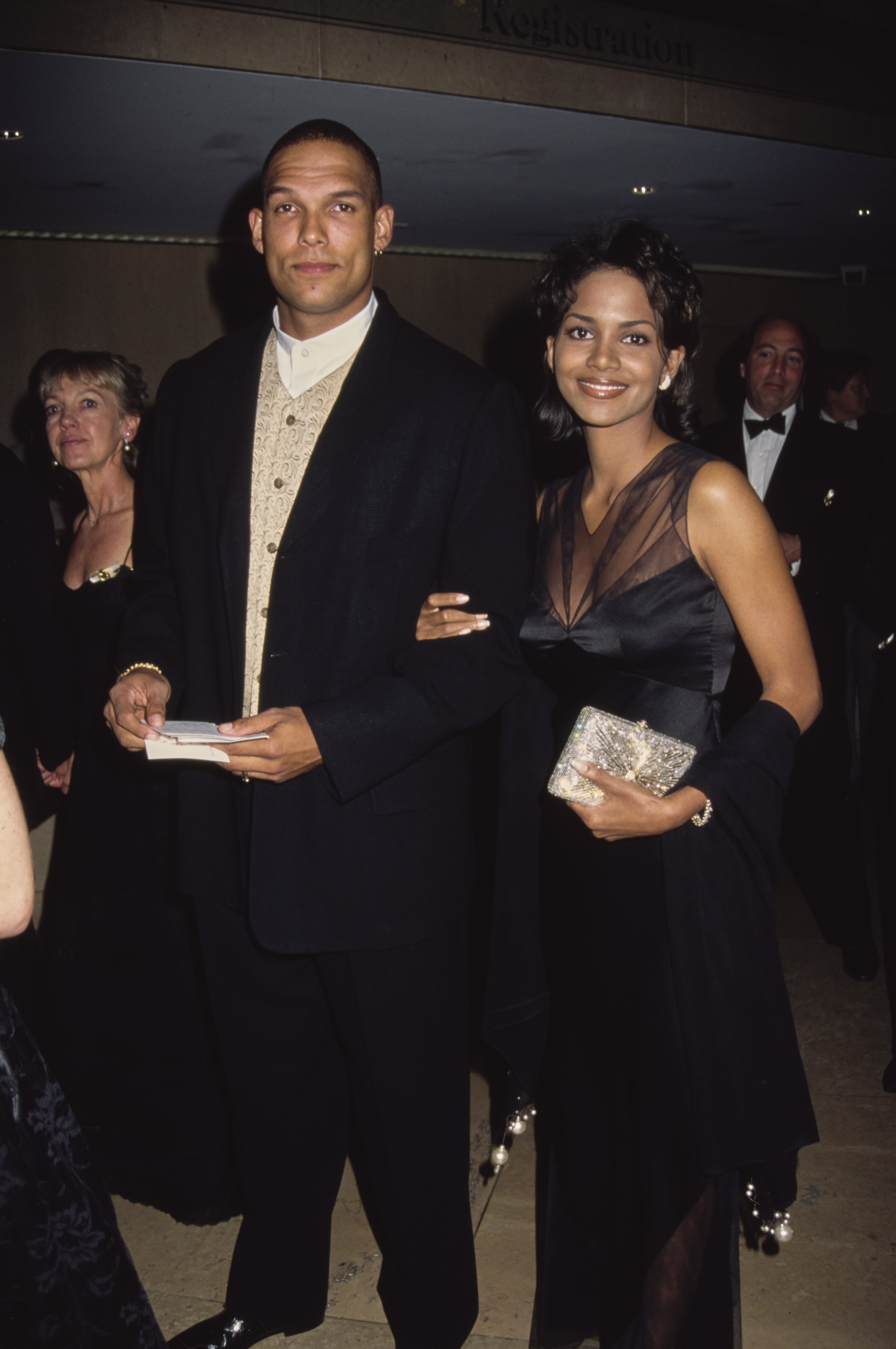 David Justice y Halle Berry asisten al 10º Baile del Carrusel de la Esperanza en el Hotel Beverly Hilton el 28 de octubre de 1994, en Beverly Hills, California. | Fuente: Getty Images