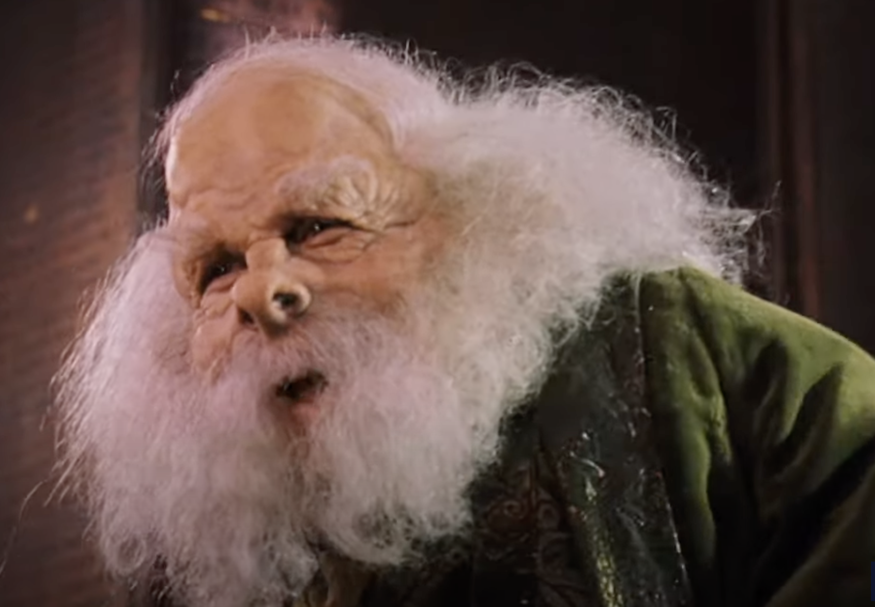 Warwick Davis como el profesor Filius Flitwick | Fuente: YouTube/HarryPotter