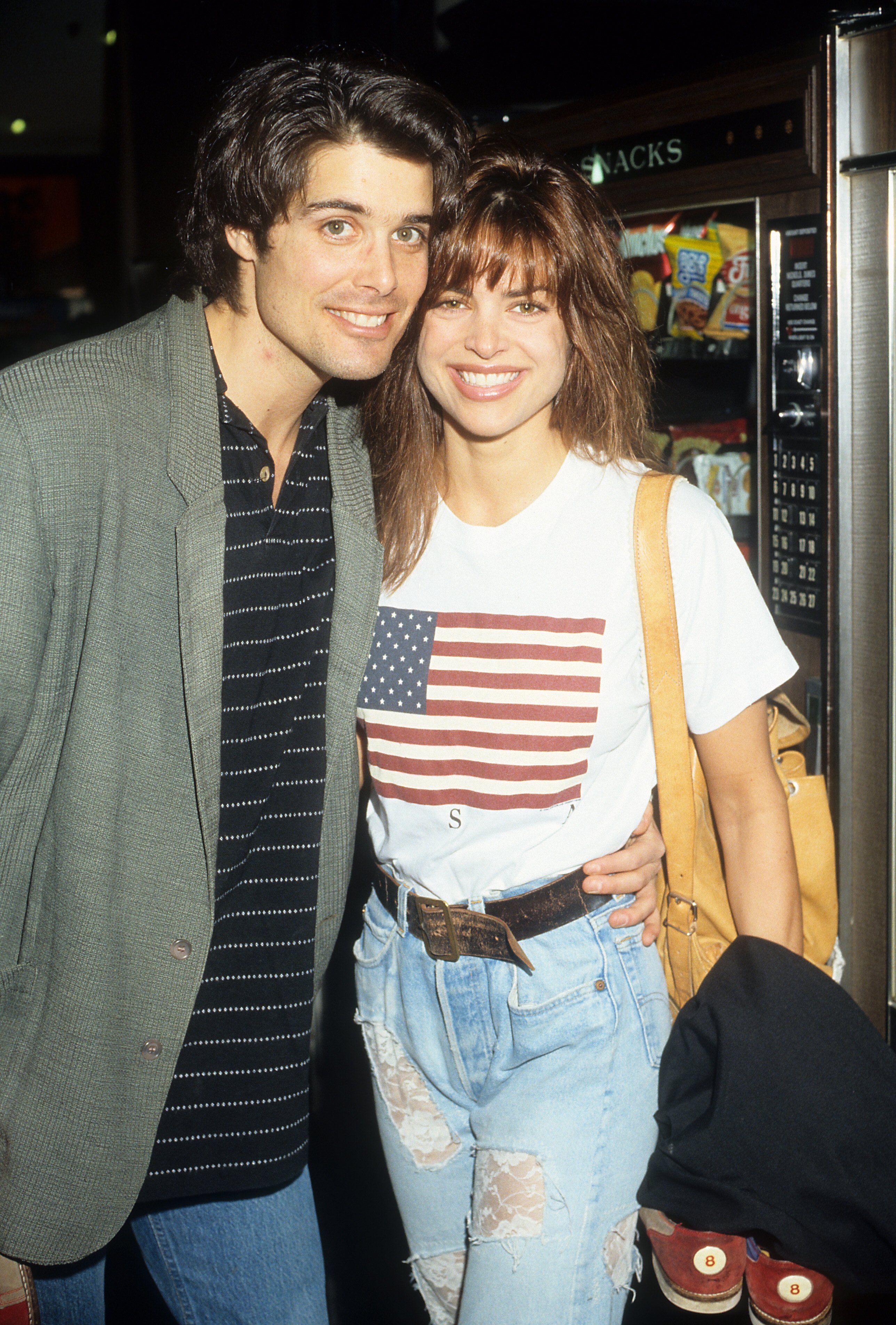 Lisa Rinna y Peter Barton posando para una foto en Los Ángeles, California, en febrero de 1991. | Fuente: Getty Images