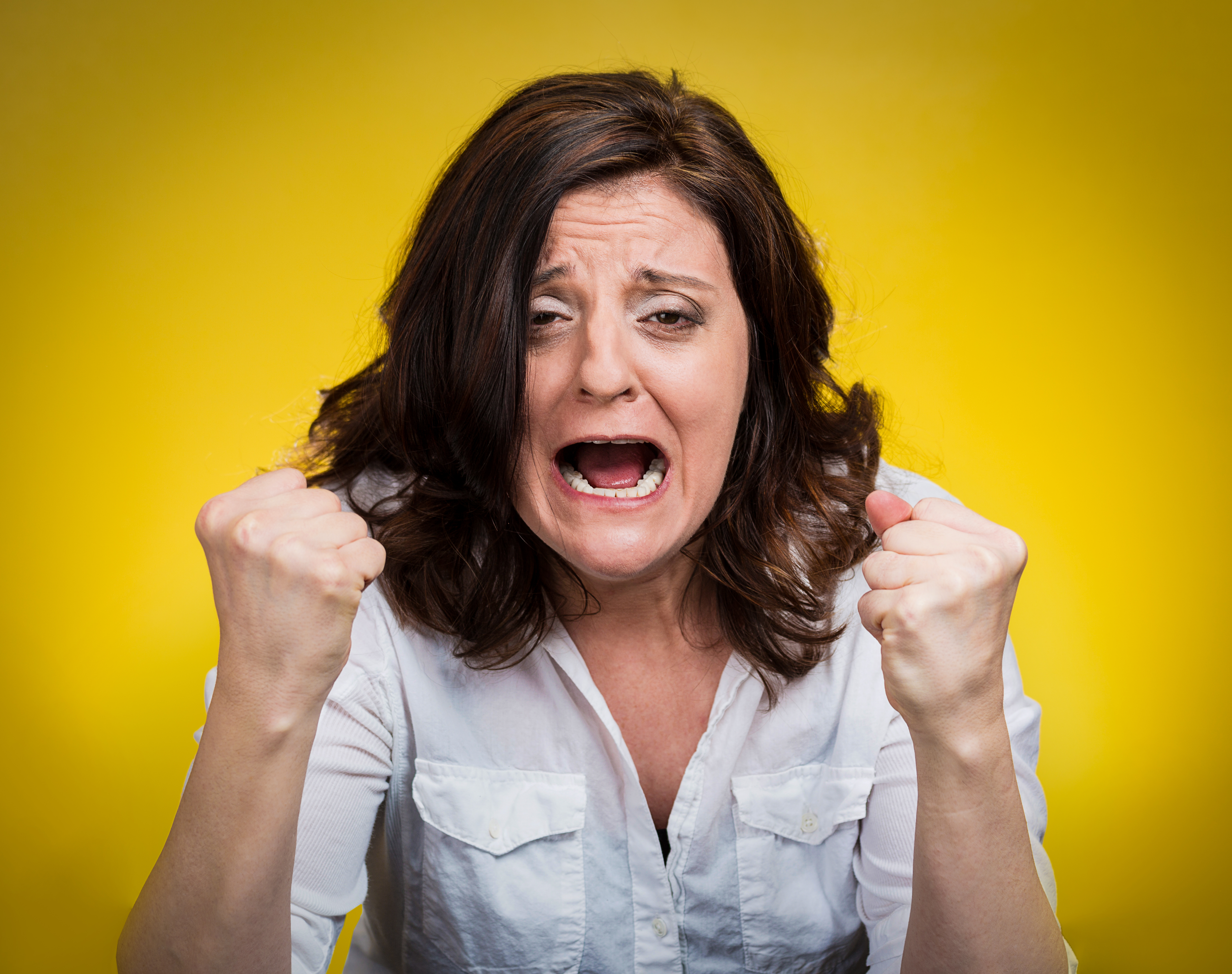 Una mujer de mediana edad enfadada gritando | Foto: Shutterstock