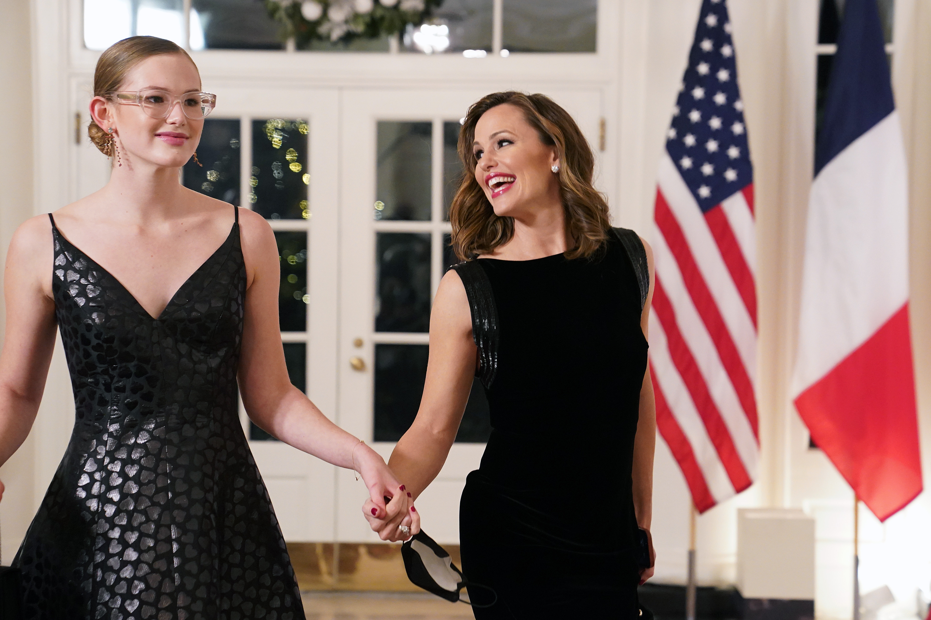 Violet Affleck y Jennifer Garner en la cena de estado de la Casa Blanca para el presidente francés Emmanuel Macron en Washington, D.C., el 1 de diciembre de 2022. | Fuente: Getty Images
