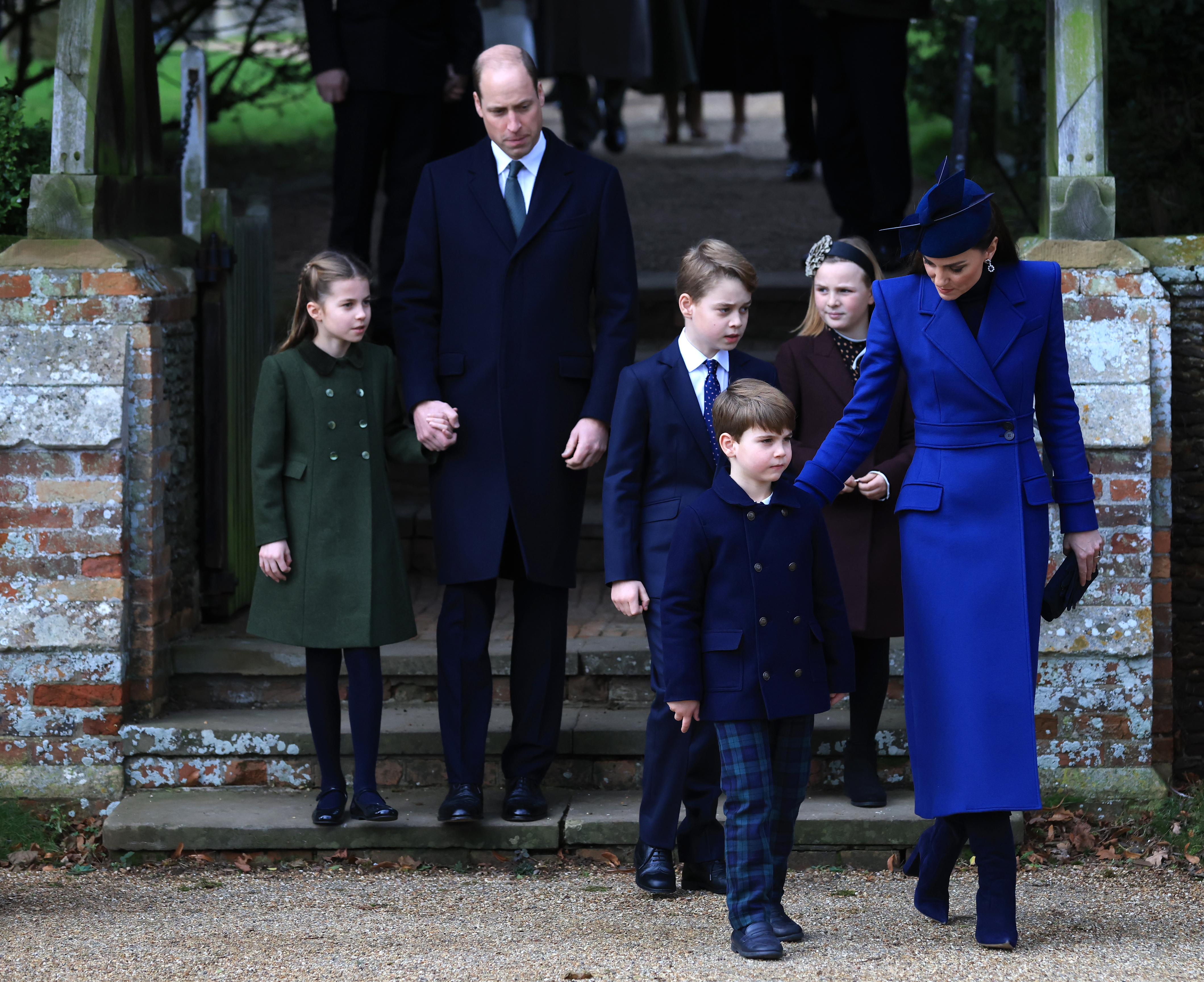 La princesa Charlotte, el príncipe William, el príncipe George, el príncipe Louis, Mia Tindall y la princesa Catherine asisten al servicio de la mañana de Navidad en la iglesia de Sandringham el 25 de diciembre de 2023 en Sandringham, Norfolk | Foto: Getty Images