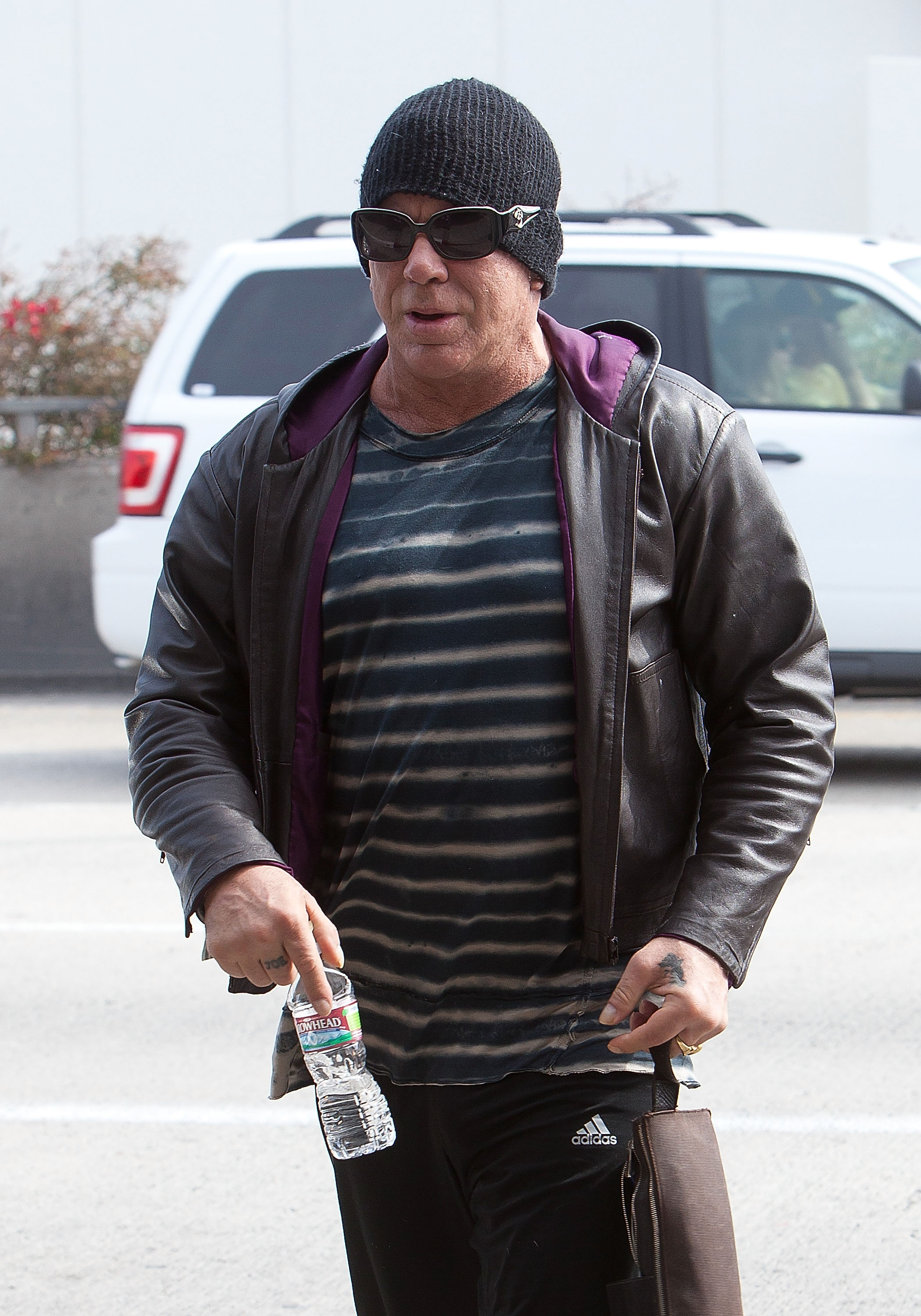 Mickey Rourke en el Aeropuerto Internacional de Los Ángeles el 23 de marzo de 2012, en Los Ángeles, California. | Fuente: Getty Images