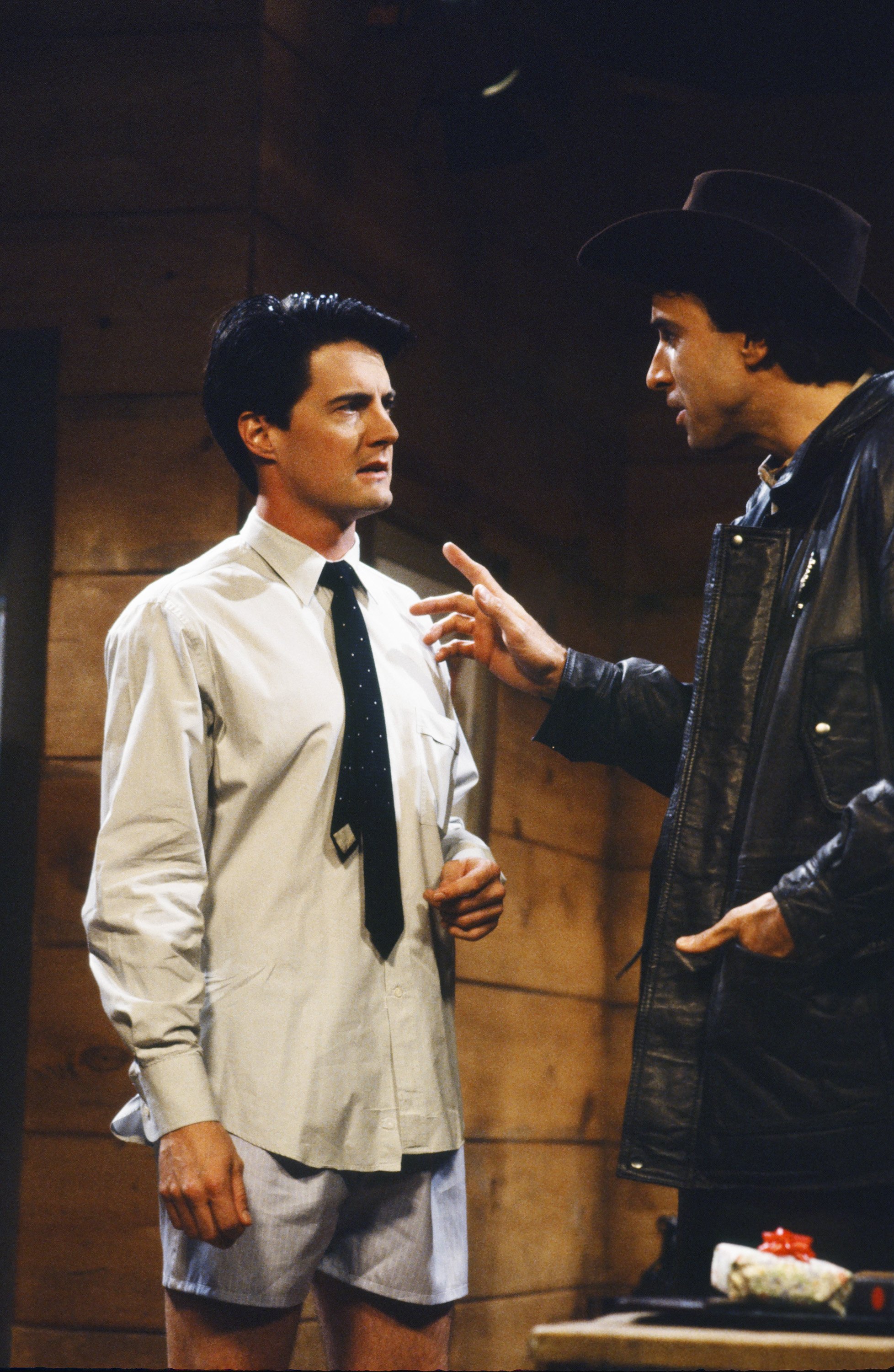 Kyle MacLachlan y Kevin Nealon en el plató de "Twin Peaks" en 1990. | Fuente: Getty Images