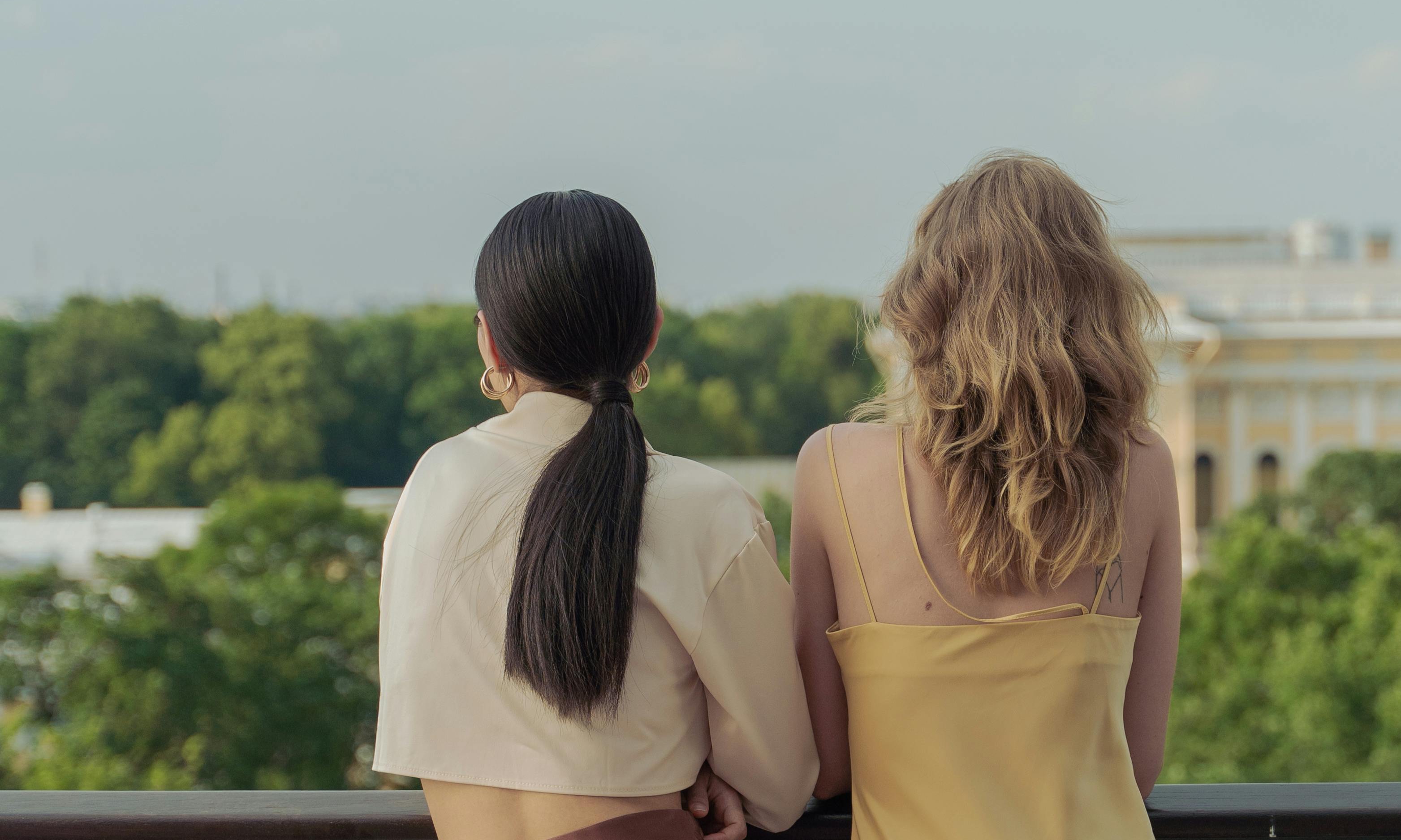 Dos mujeres juntas en un balcón | Fuente: Pexels