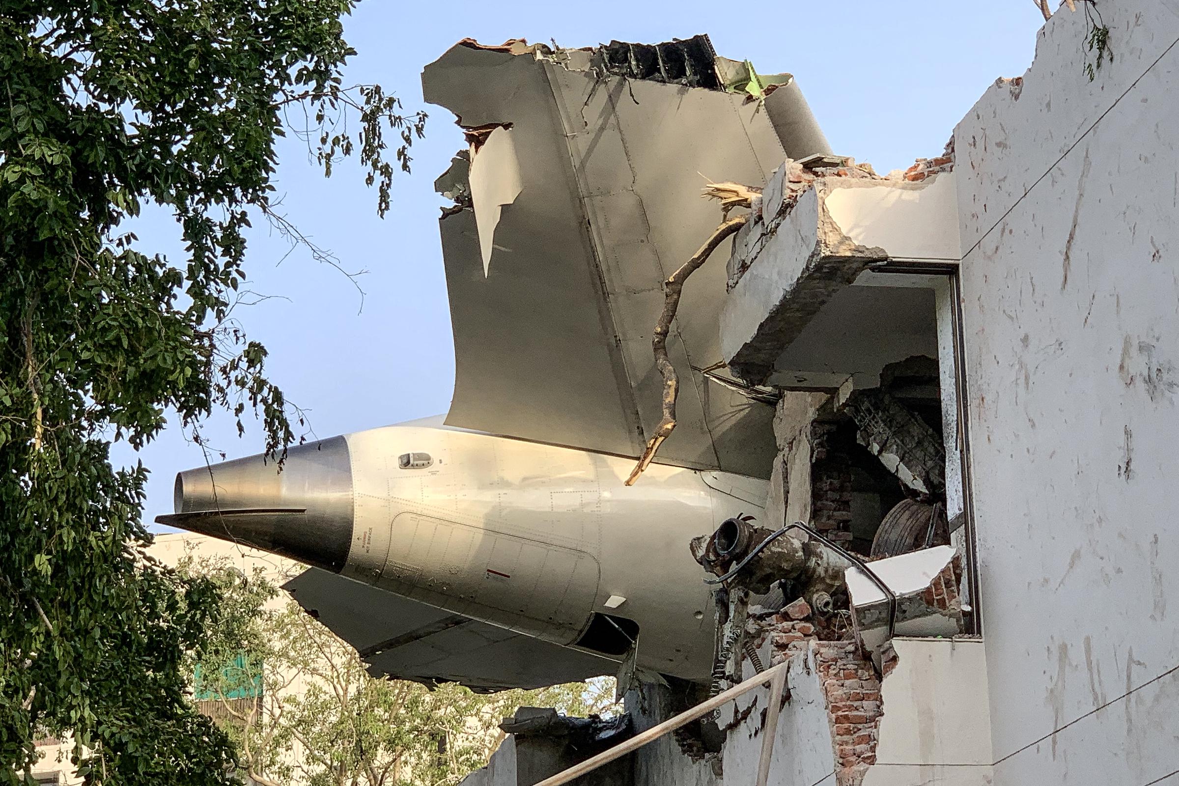 La parte trasera del vuelo 171 de Air India aparece en la imagen tras estrellarse en una zona residencial cerca del aeropuerto de Ahmedabad el 12 de junio de 2025. | Fuente: Getty Images