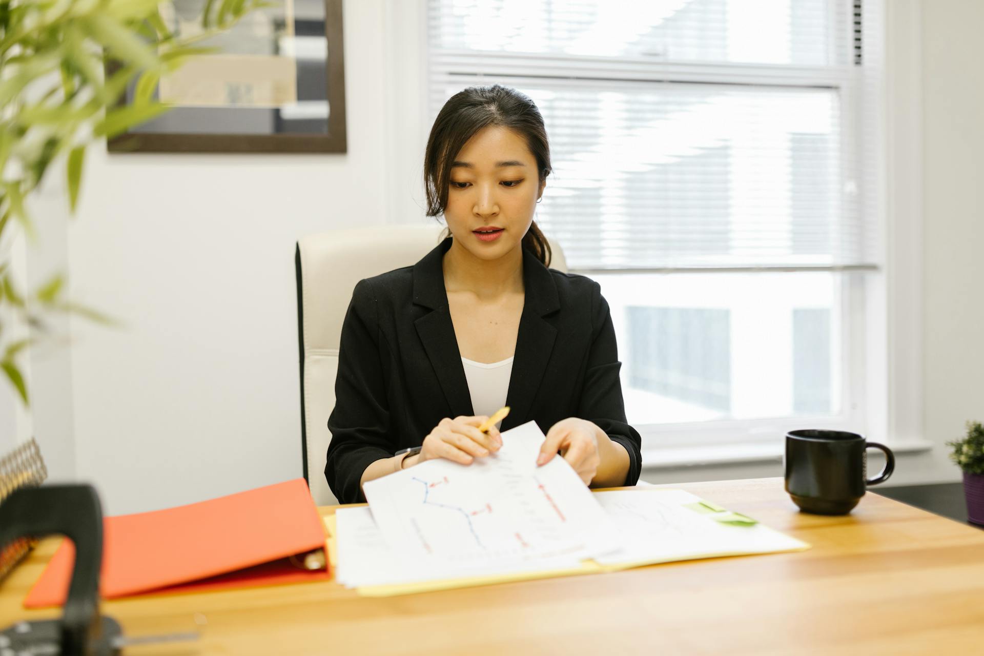 Una mujer en su lugar de trabajo | Fuente: Pexels