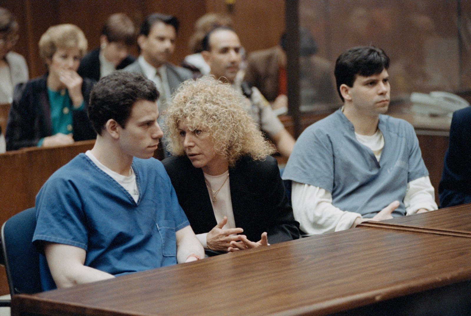 Erik y Lyle Menéndez con su abogado en el tribunal de Los Ángeles el 9 de marzo de 1994 | Fuente: Getty Images