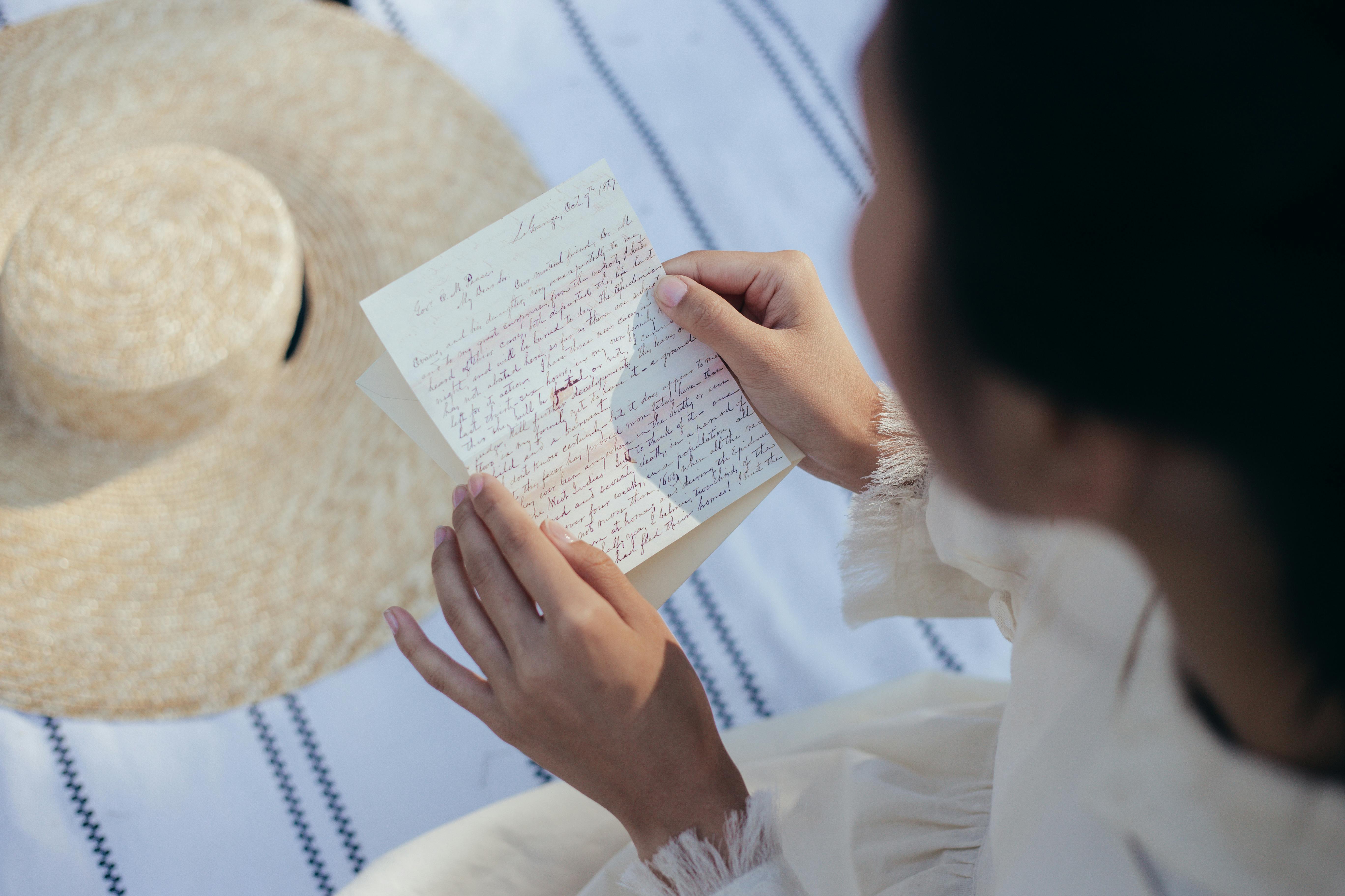 Una mujer leyendo una carta | Fuente: Pexels