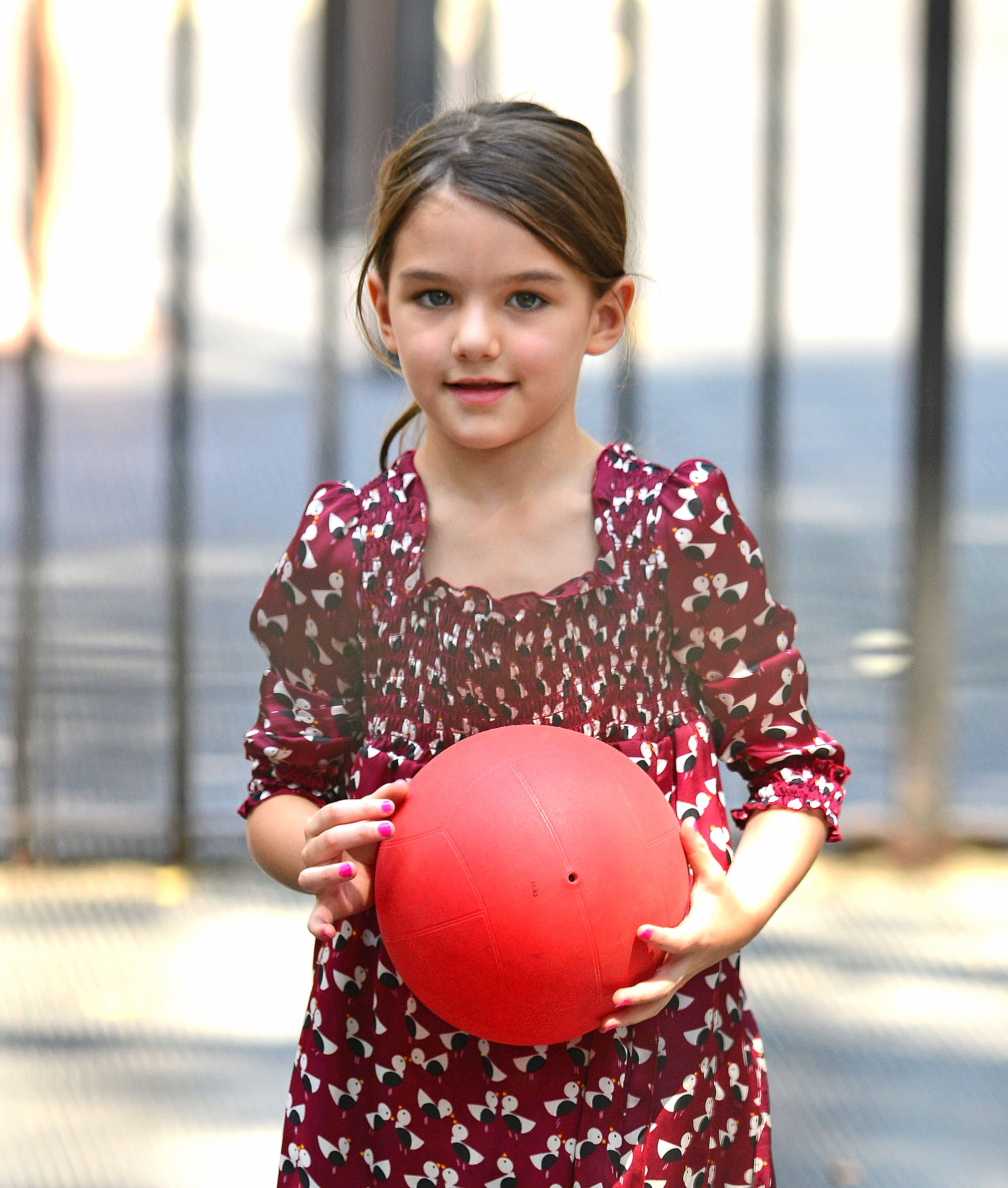 Suri Cruise juega en Bleecker Playground el 25 de agosto de 2012 en Nueva York | Fuente: Getty Images