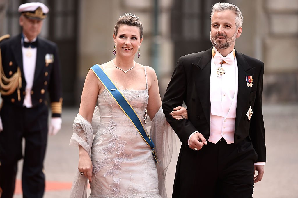 Märtha Louise y Ari Behn en la boda del príncipe Carl Philip de Suecia en el Palacio Real de Estocolmo, el 13 de junio de 2015. | Imagen: Getty Images