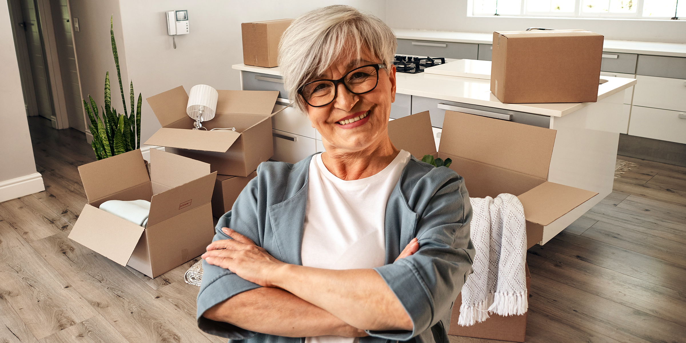 Una señora con cajas mudándose | Fuente: Shutterstock