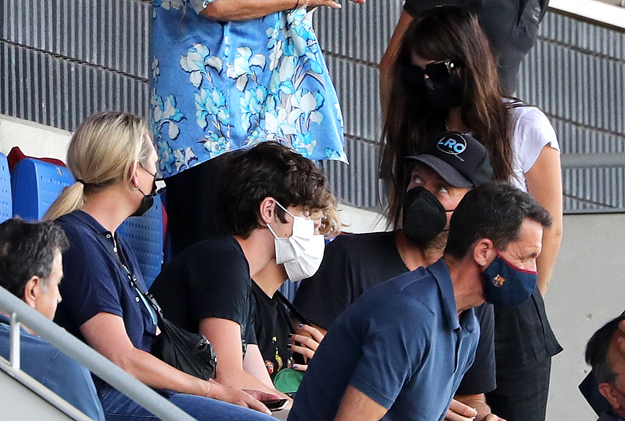 Chris Martin y Dakota Johnson durante el partido amistoso entre el FC Barcelona y el Girona FC el 24 de julio de 2021, en Barcelona, España. | Fuente: Getty Images