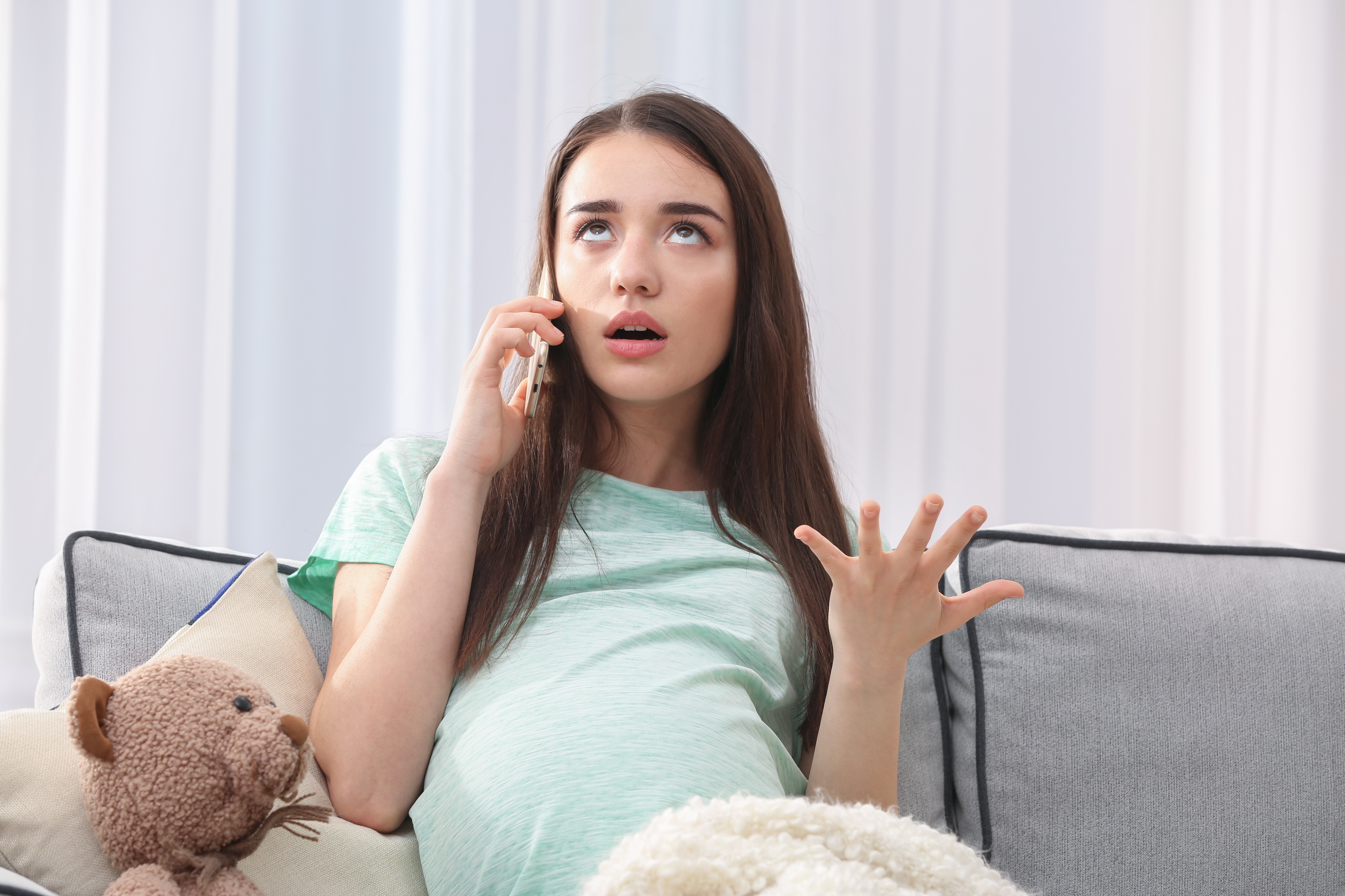 Una mujer embarazada hablando por teléfono | Foto: Shutterstock