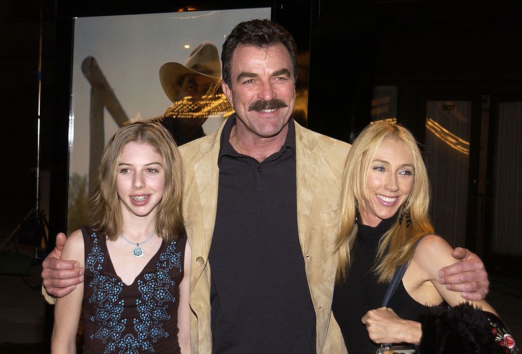 Tom Selleck, Jillie Mack y su hija Hannah en Los Angeles en 2003 | Foto: Getty Images