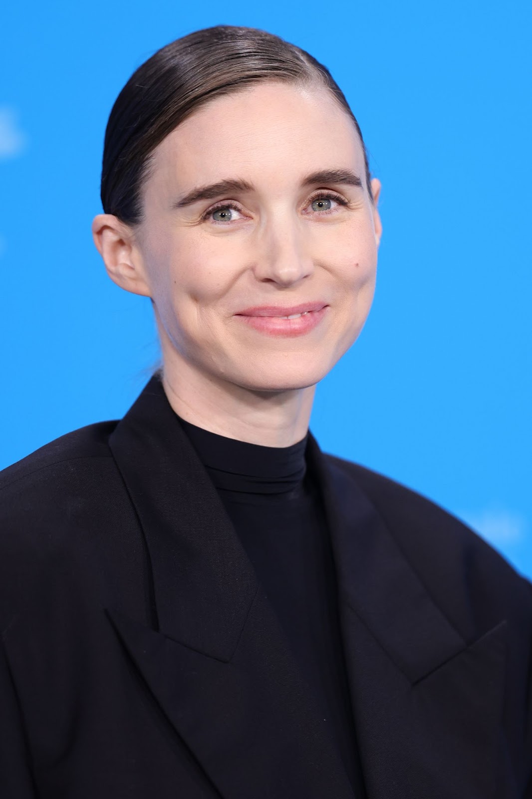 Rooney Mara asistió a la 74ª edición del Festival Internacional de Cine Berlinale de 2024 en Berlín (Alemania), donde mostró con orgullo su barriguita, aportando elegancia y expectación al evento internacional | Fuente: Getty Images