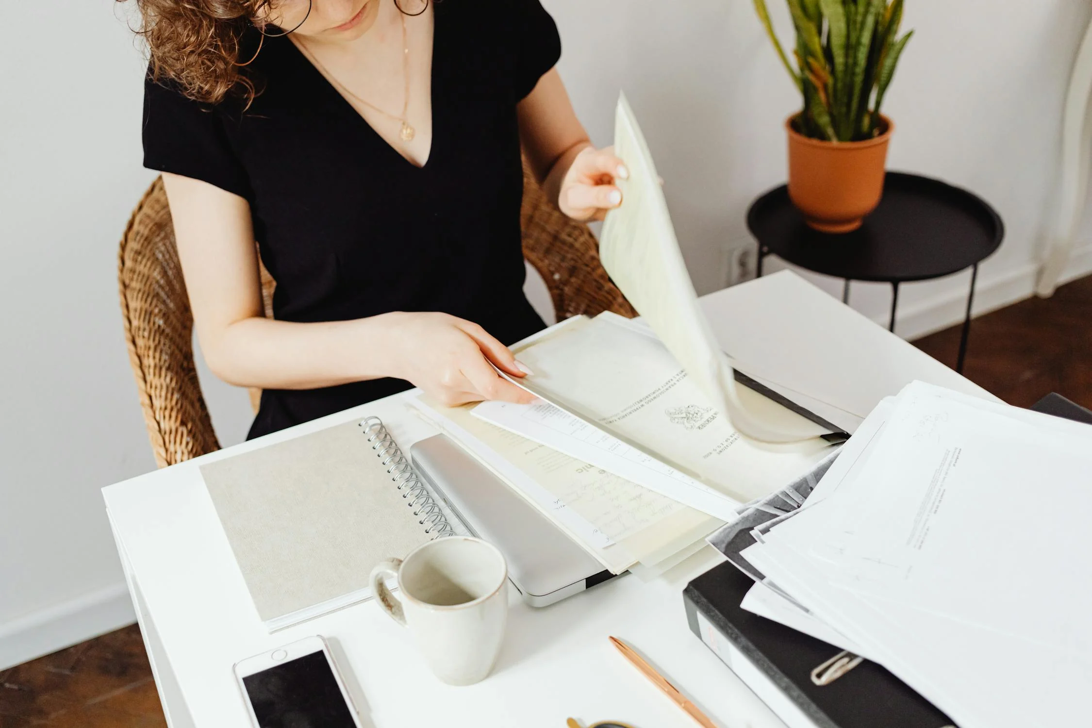 Una mujer mirando documentos | Fuente: Pexels