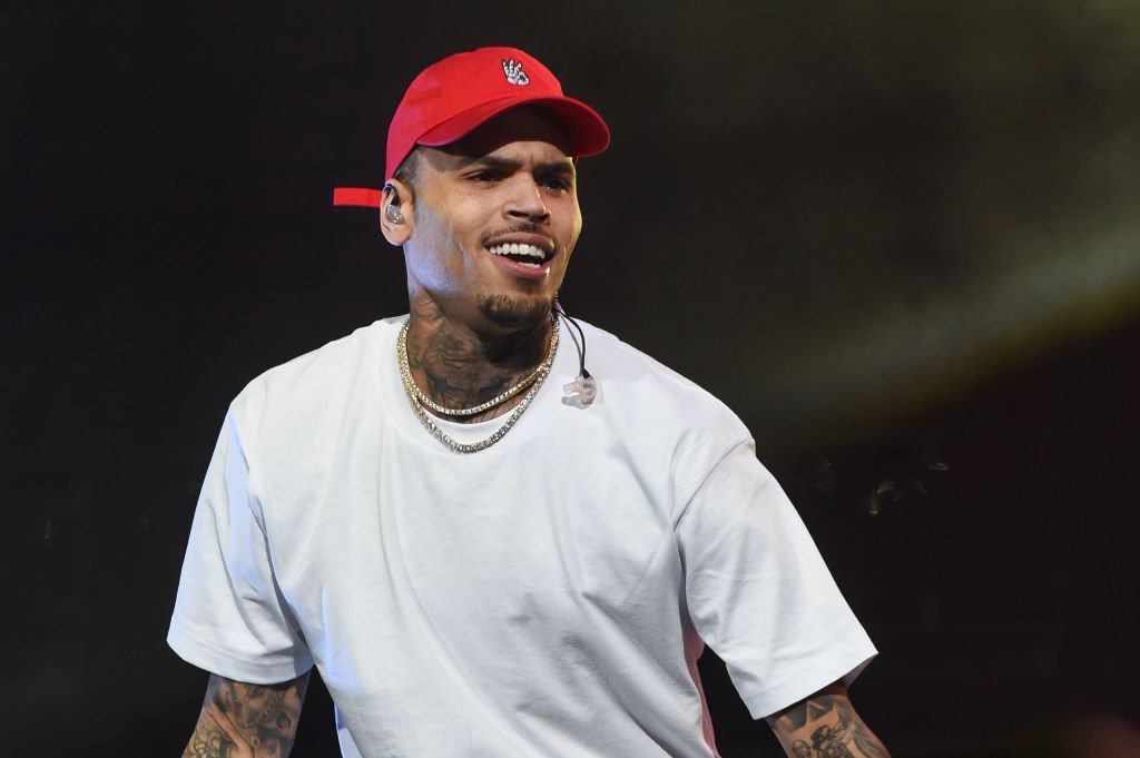 El cantante Chris Brown durante su actuación en 2017 en el Little Caesars Arena en Detroit, Michigan. | Foto: Getty Images