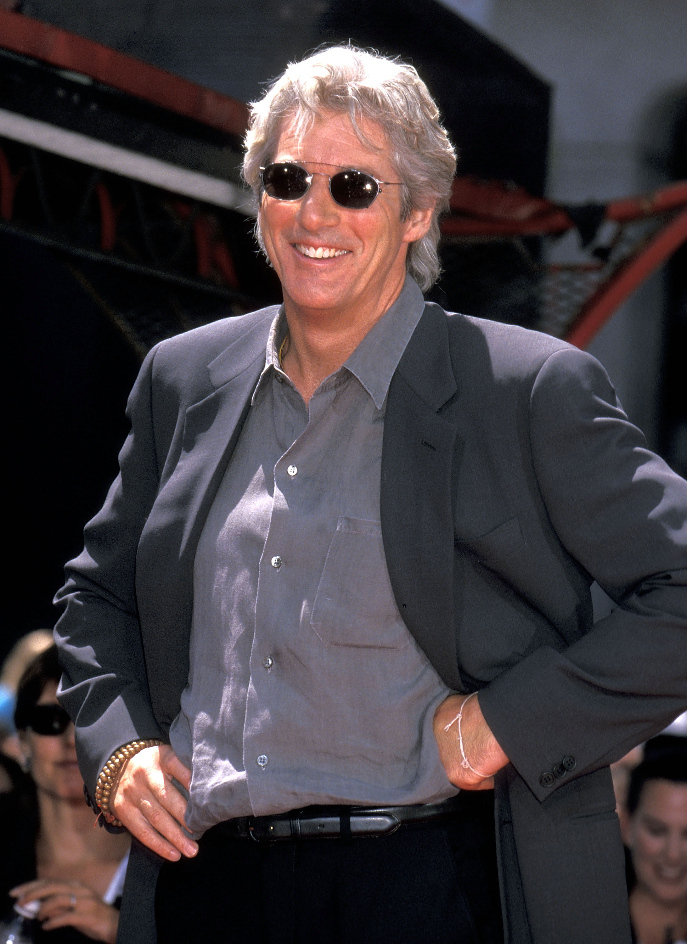 Richard Gere coloca sus manos y pies en el cemento el 26 de julio de 1999 en el Mann's Chinese Theatre de Hollywood, California | Fuente: Getty Images