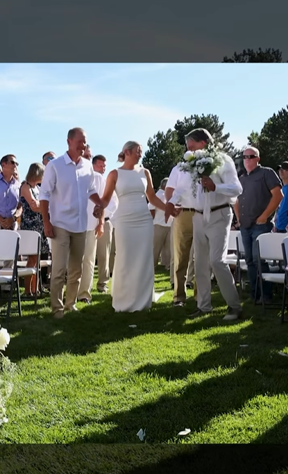 Ivy Jacobsen con los hombres que la acompañaron al altar el día de su boda | Foto: Instagram/srofficerivy