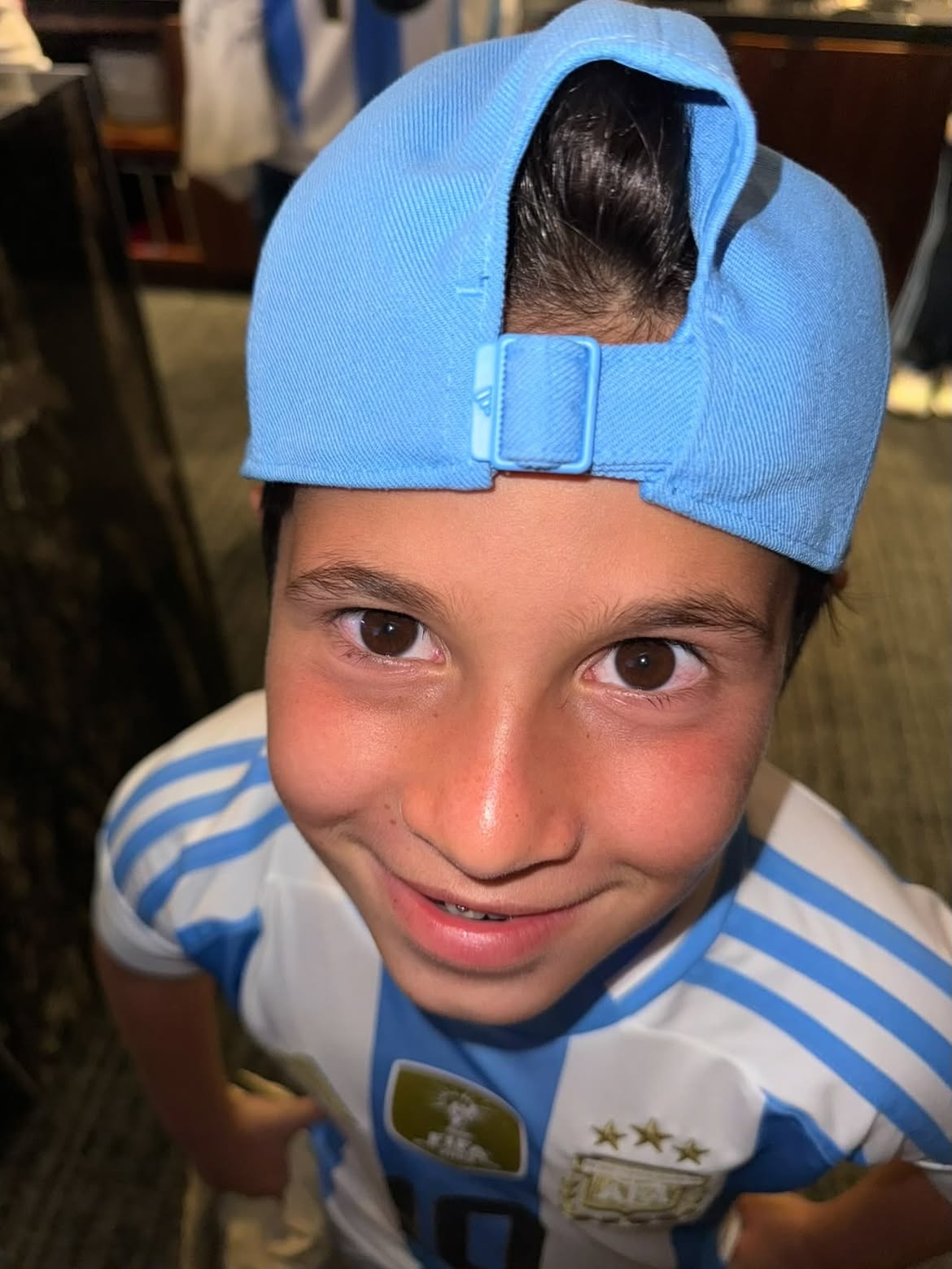 Mateo Messi Roccuzzo sonriendo a la cámara con una gorra azul | Fuente: Instagram/ antonelaroccuzzo