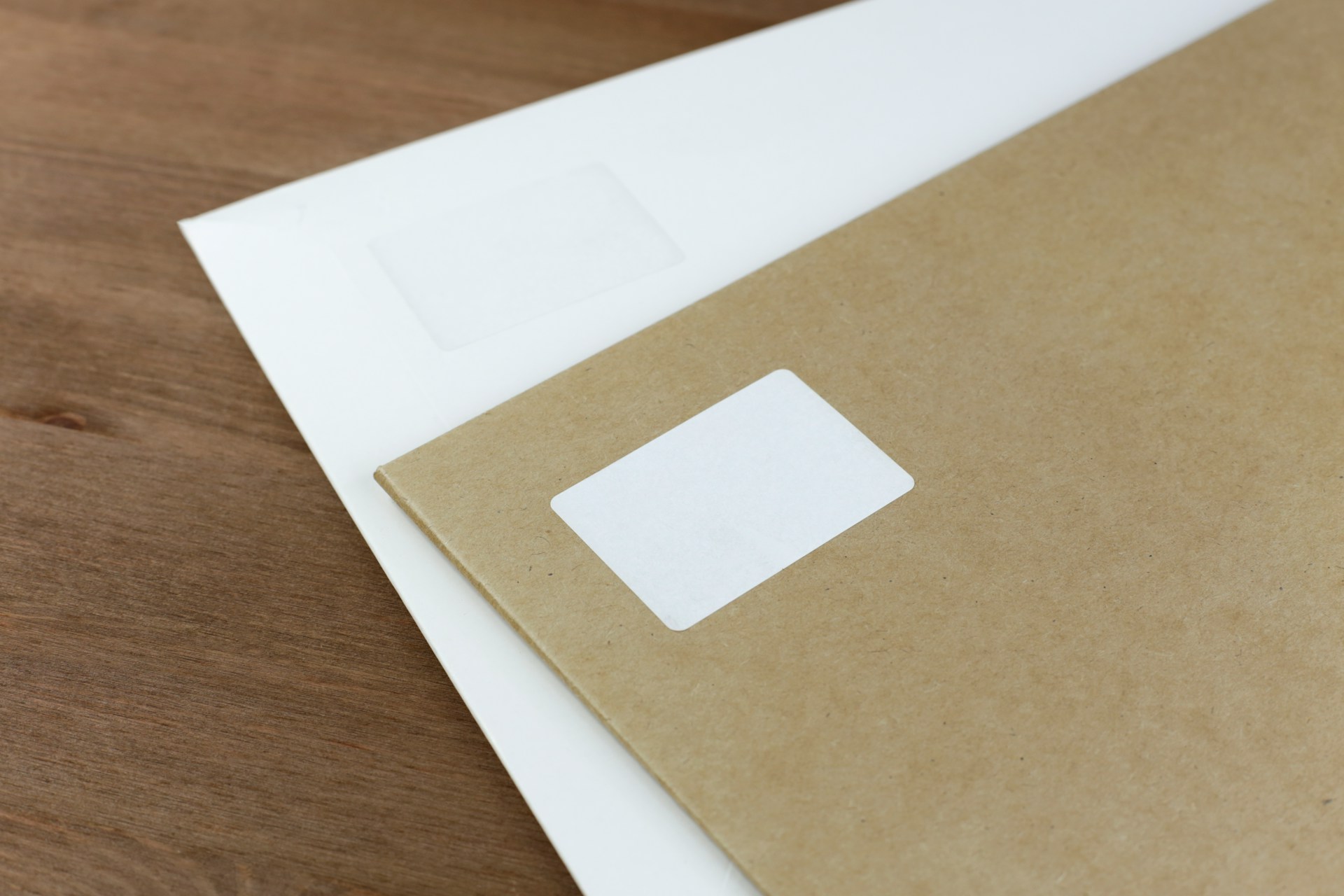 Un sobre sobre una mesa | Fuente: Unsplash