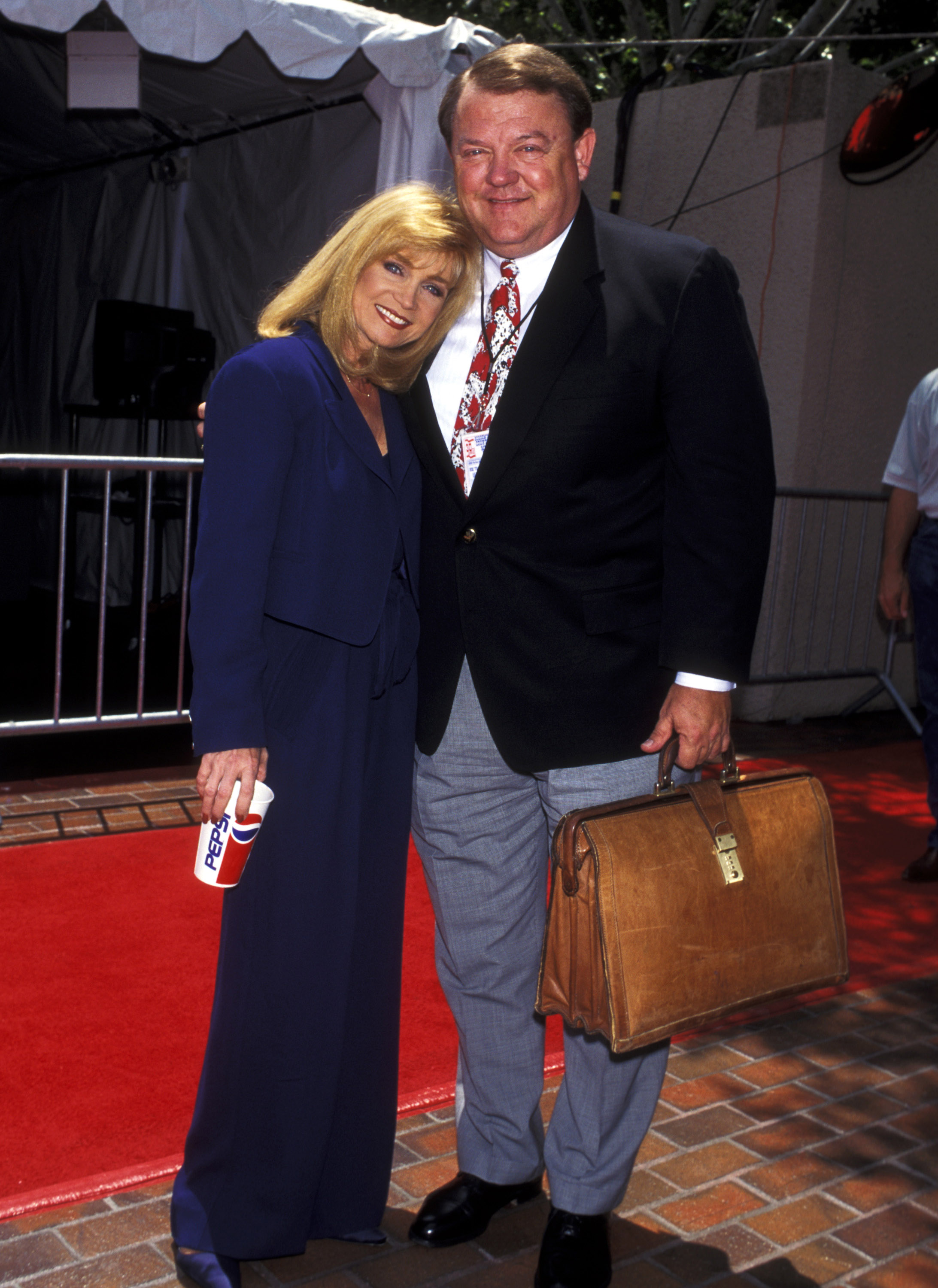 Barbara Mandrell y Ken Dudney durante los 30º Premios Anuales de la Academia de Música Country en Universal City, California, el 10 de mayo de 1995. | Fuente: Getty Images