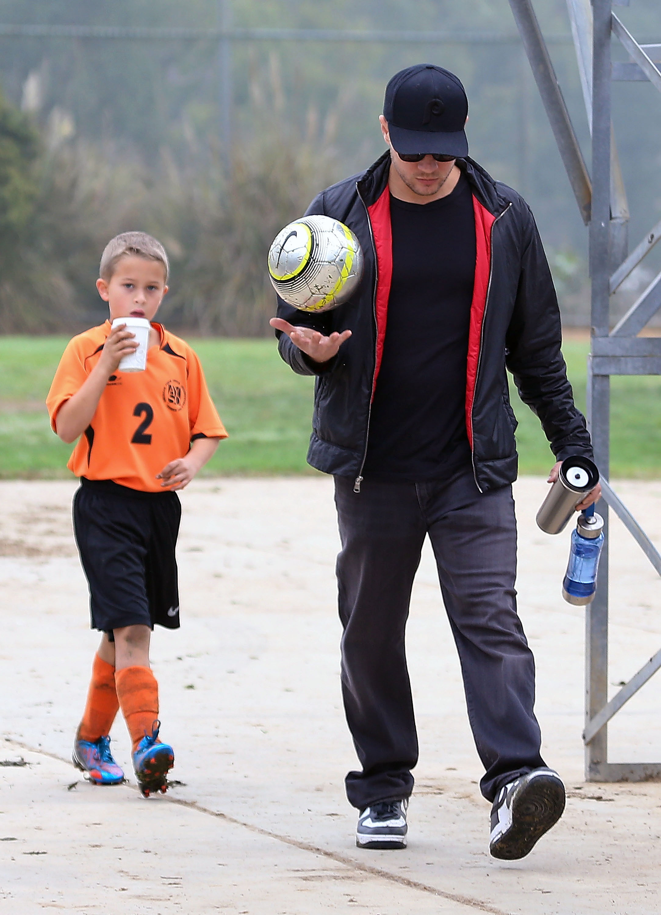 Ryan Phillippe solía apoyar las actividades de sus hijos tras su divorcio de Reese Witherspoon. A menudo lo fotografiaban asistiendo a los partidos de fútbol de su hijo Deacon, participando en los momentos cotidianos de la vida de sus hijos. | Fuente: Getty Images