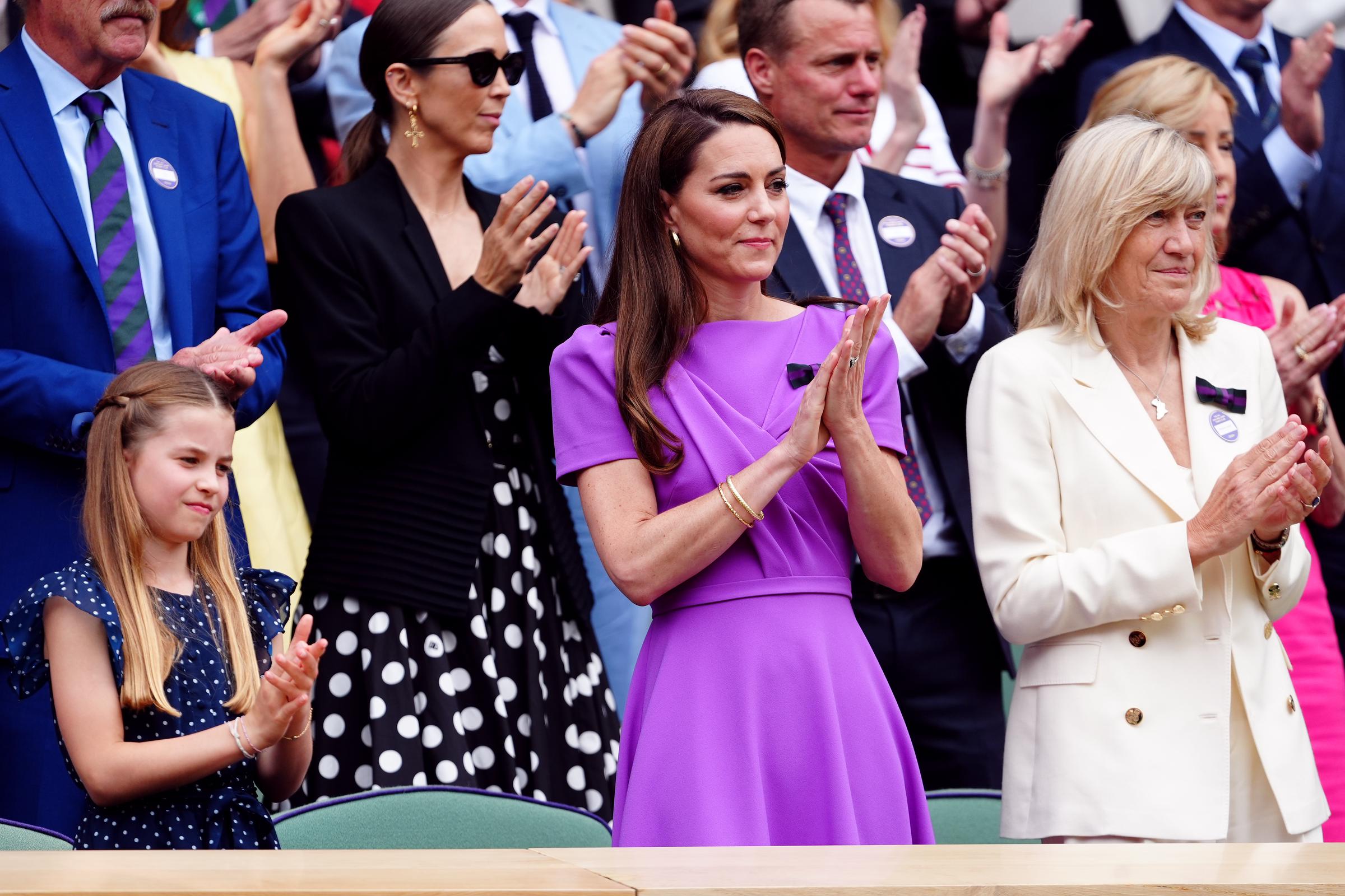 La princesa Charlotte, Kate Middleton y Deborah Jevans fotografiadas en el palco real del Campeonato de Wimbledon el 14 de julio de 2024, en Londres, Inglaterra | Fuente: Getty Images