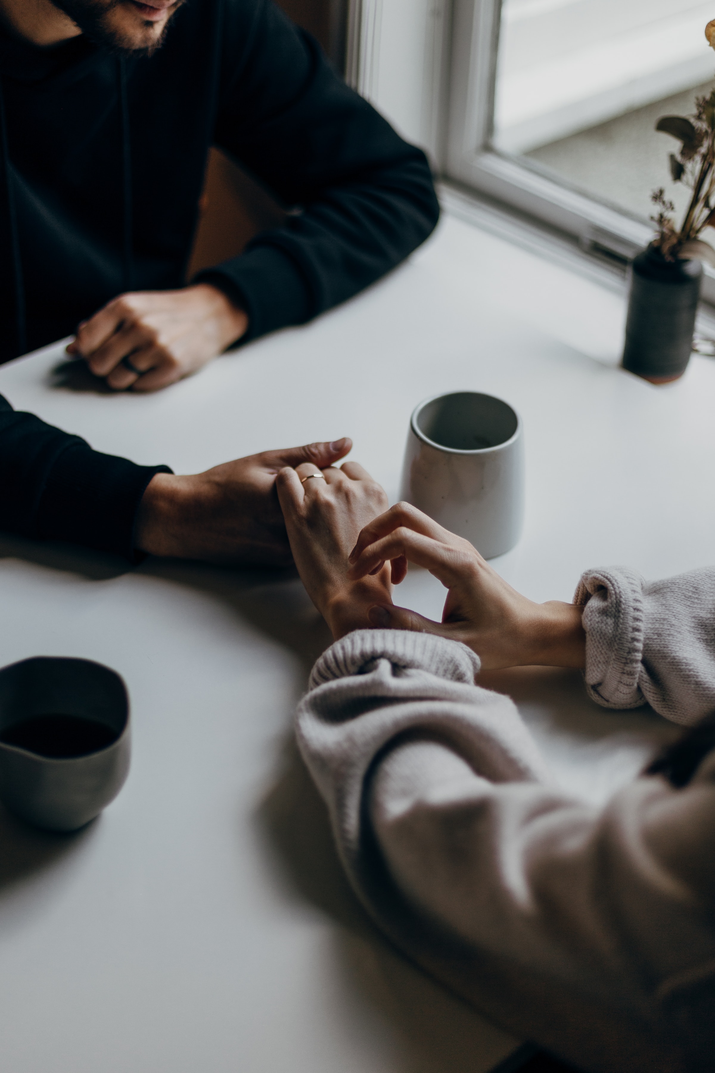 Pareja tomada de la mano | Foto: Unsplash