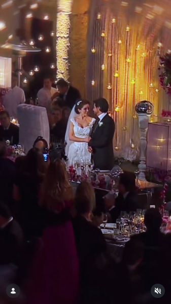 Eugenio Derbez junto a Alessandra Rosaldo celebrando su enlace nupcial rodeados de los invitados a su boda | Fuente: Instagram/ederbez