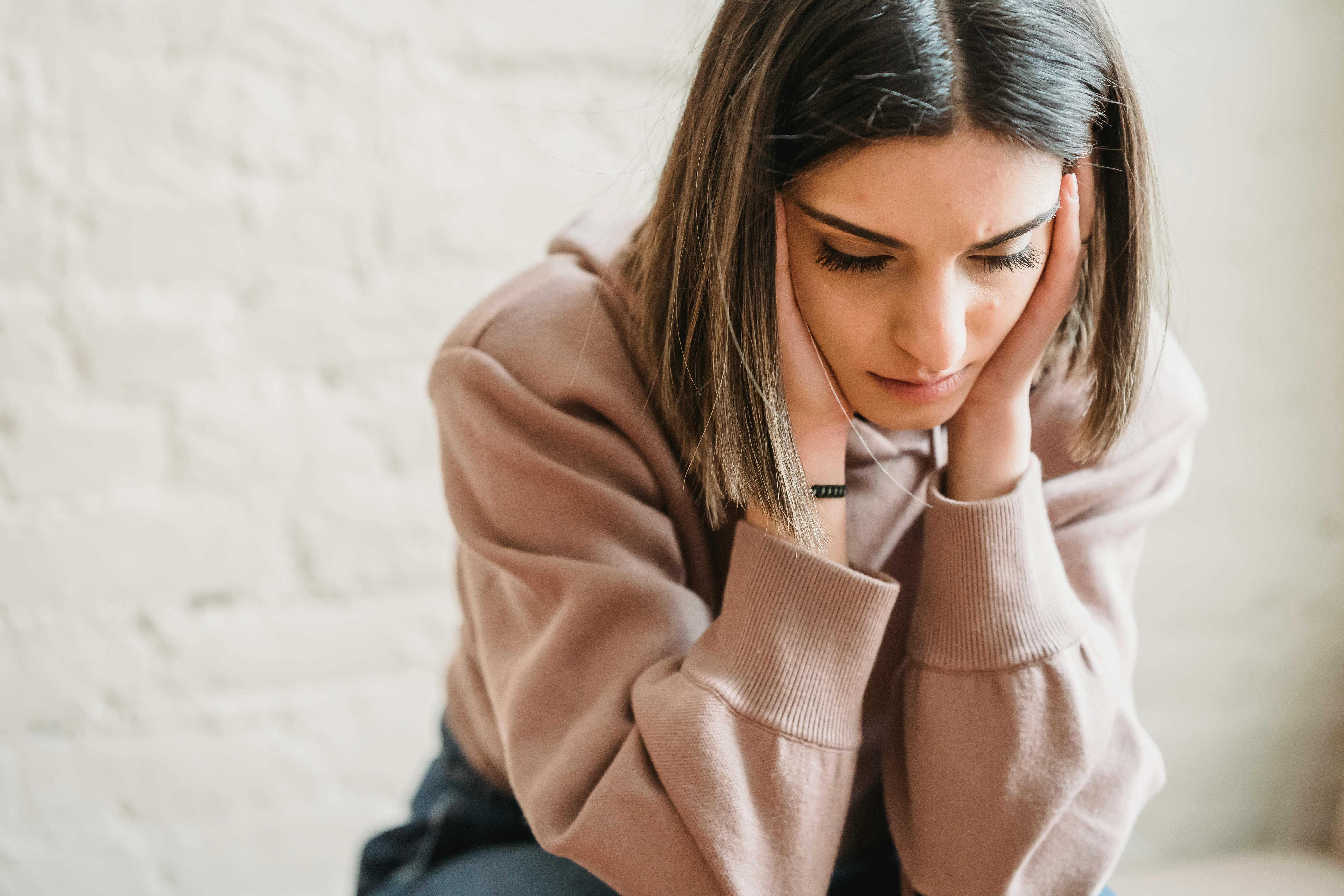 Mujer sumida en sus pensamientos | Fuente: Pexels