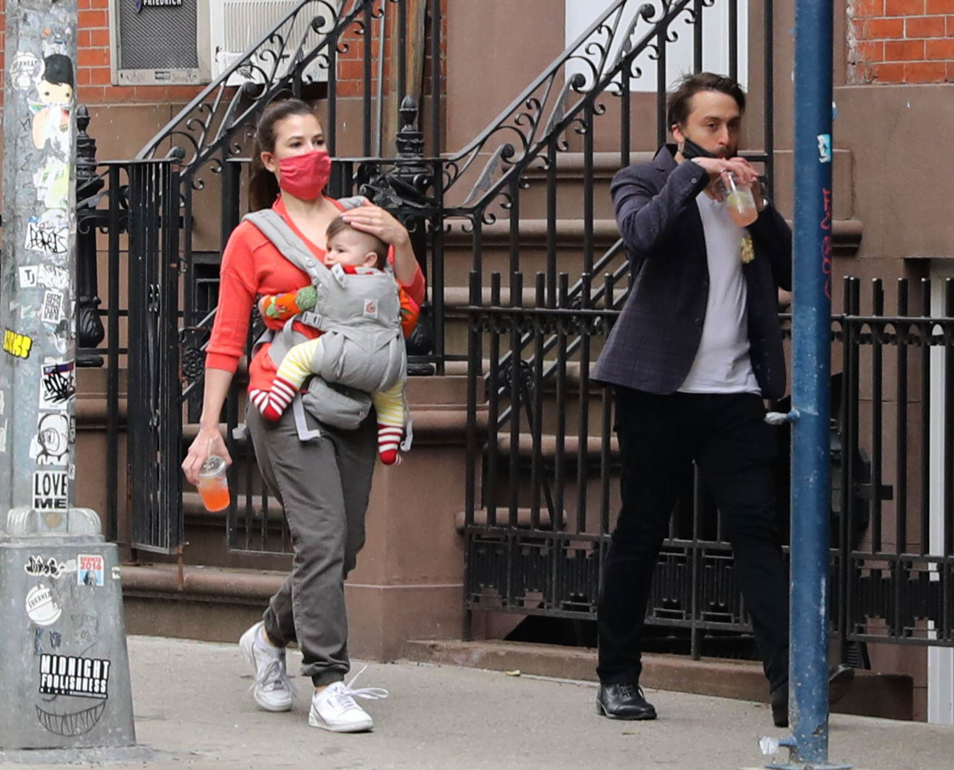Kieran Culkin y su esposa Jazz Charton vistos con su hija el 24 de mayo de 2020 en Nueva York | Fuente: Getty Images