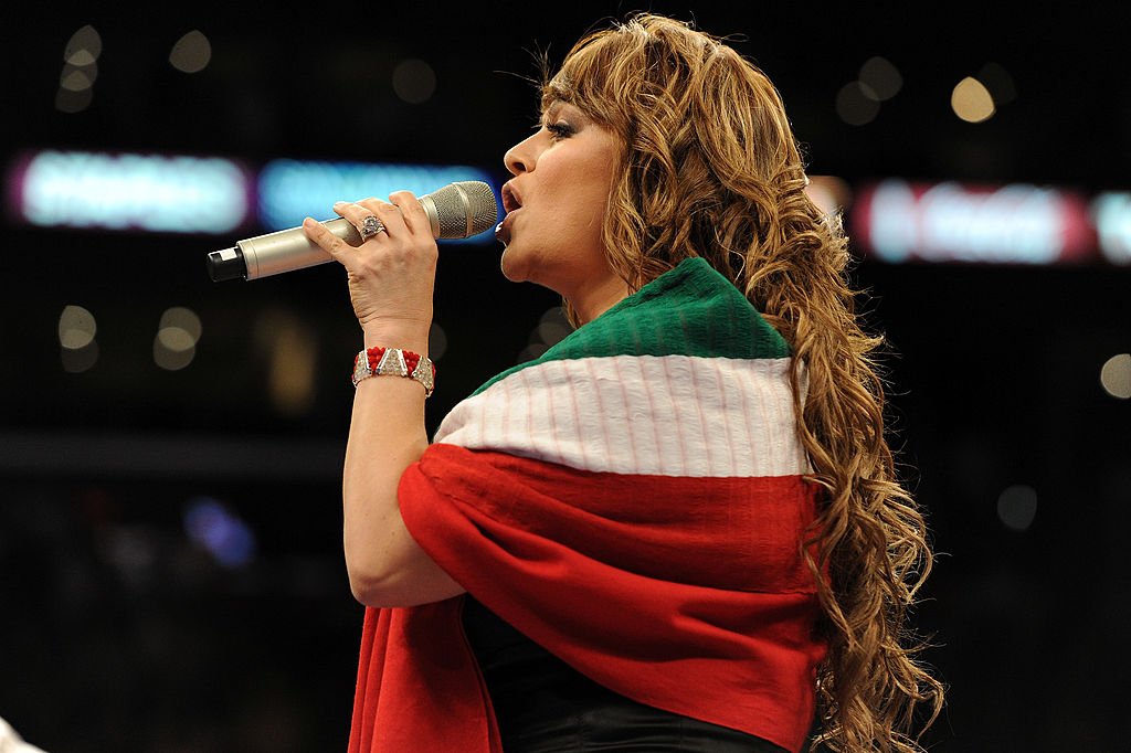 Jenny Rivera cantando el himno nacional mexicano.| Fuente: Getty Images