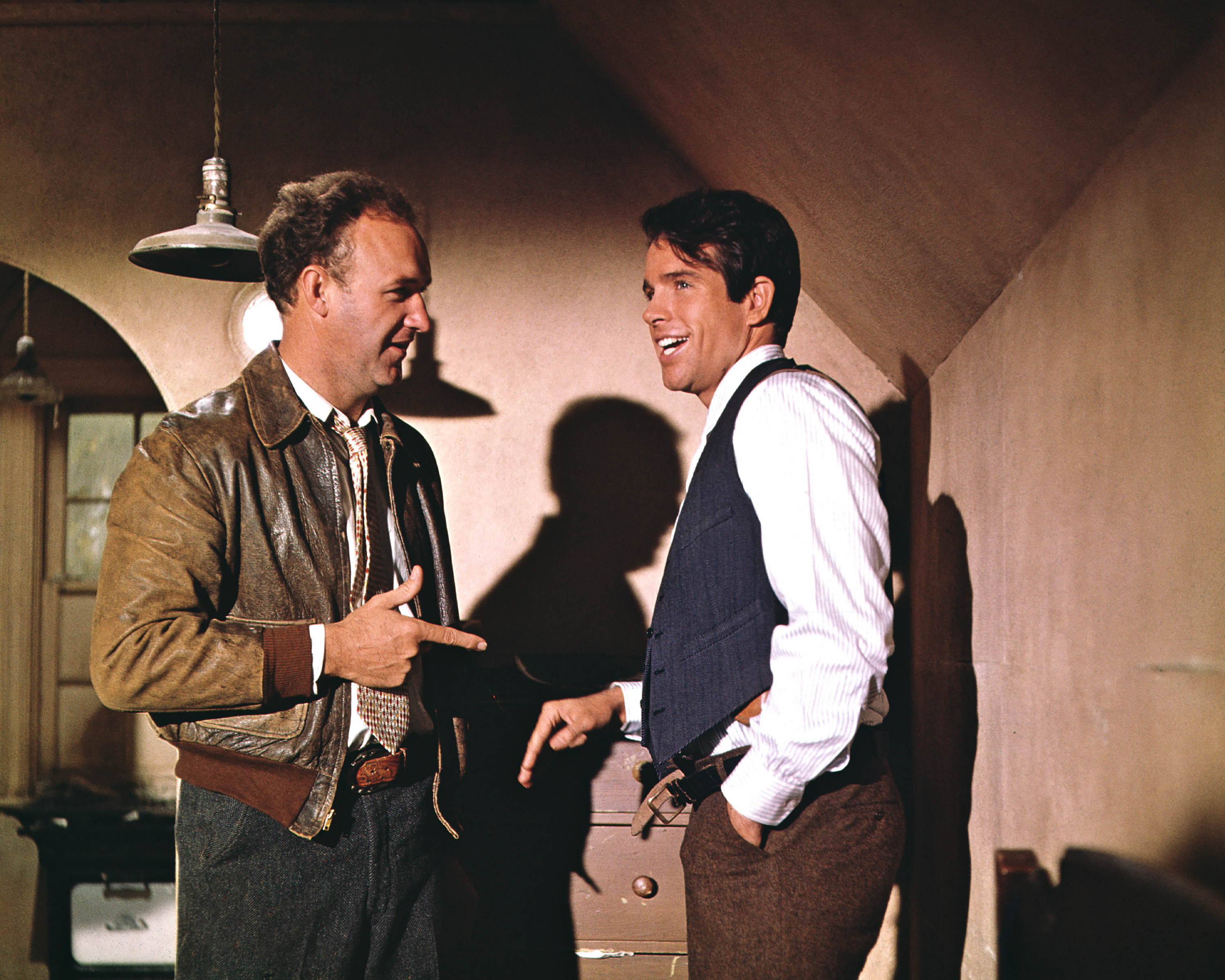 Warren Beatty como Clyde Barrow y Gene Hackman como Buck Barrow en la película "Bonnie y Clyde" en 1967 | Fuente: Getty Images