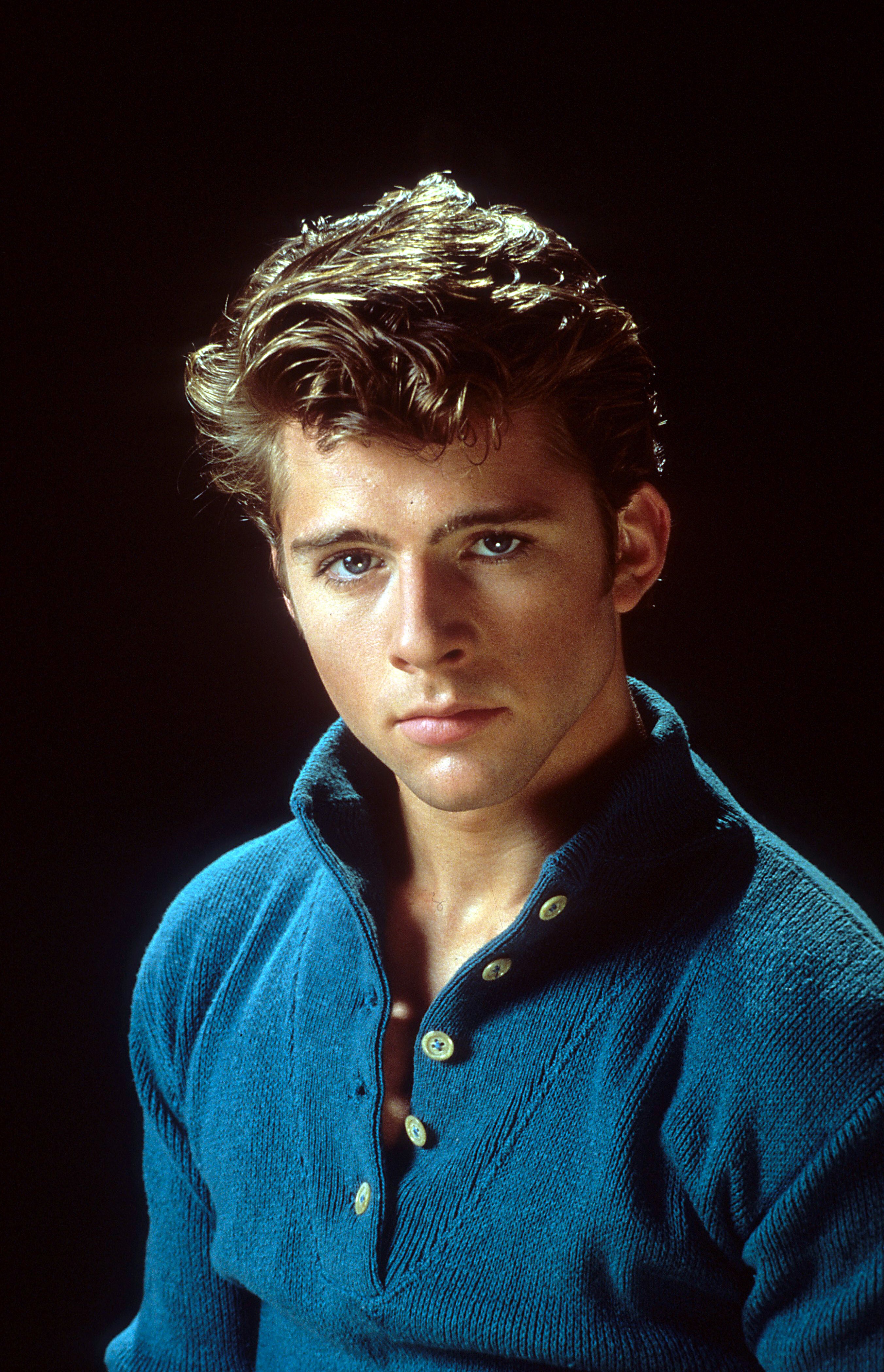 Maxwell Caulfield en un retrato publicitario de la película "Grease 2", en 1982 | Fuente: Getty Images