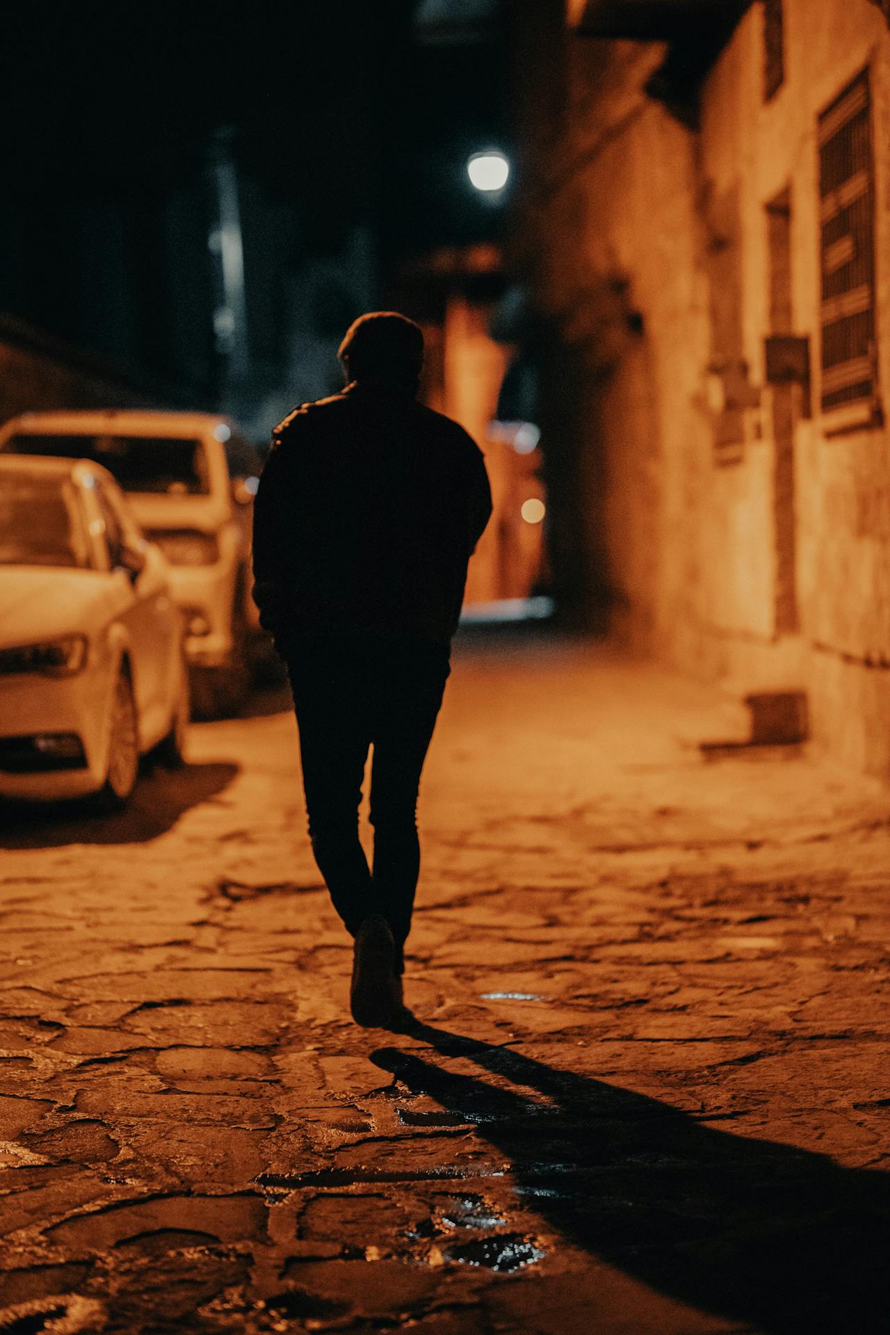 Un hombre caminando por la calle | Fuente: Pexels
