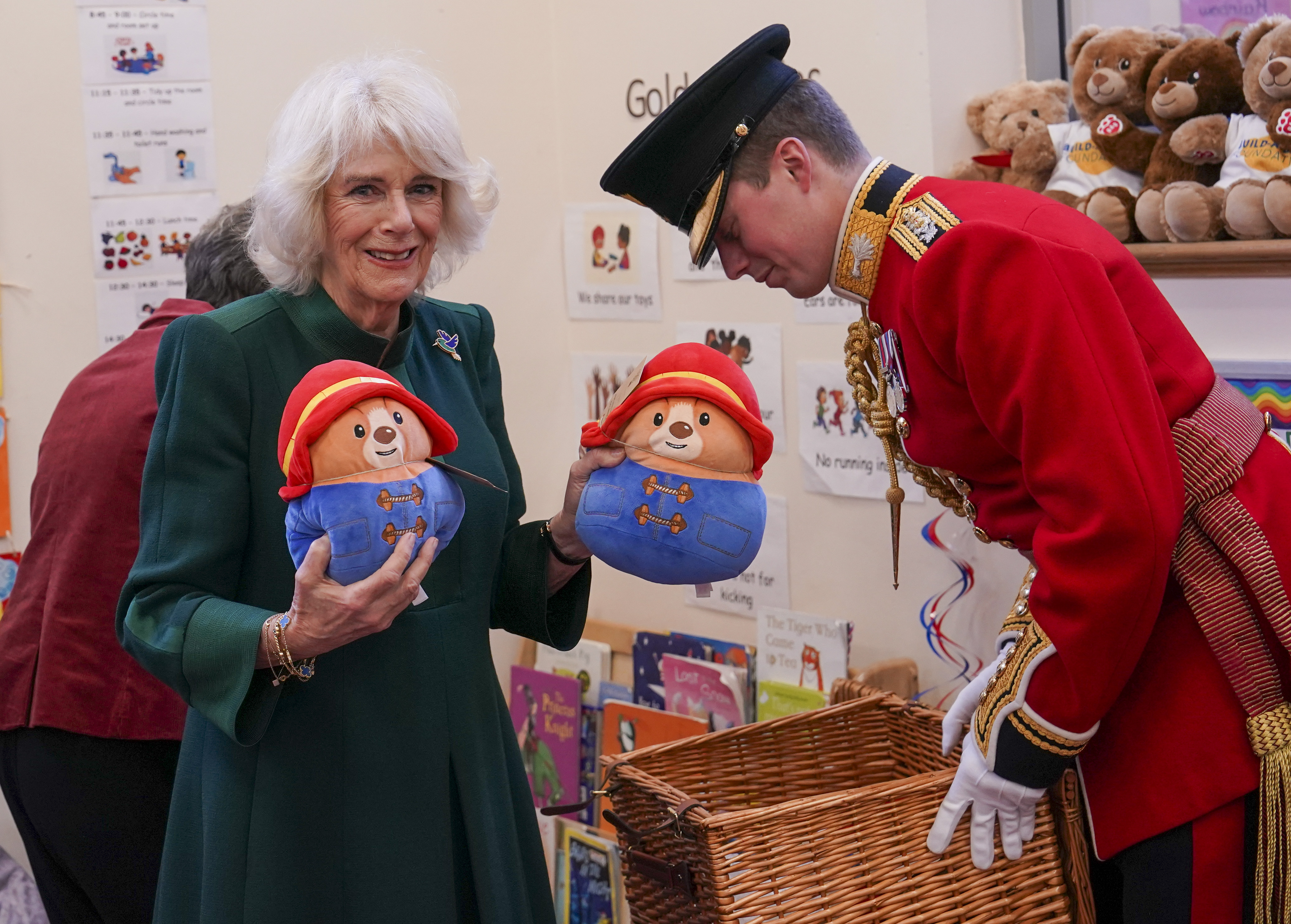 Camilla, reina consorte, asiste a un picnic especial con ositos de peluche en la guardería Barnardo's de Bow en Londres, Inglaterra, el 24 de noviembre de 2022 | Fuente: Getty Images