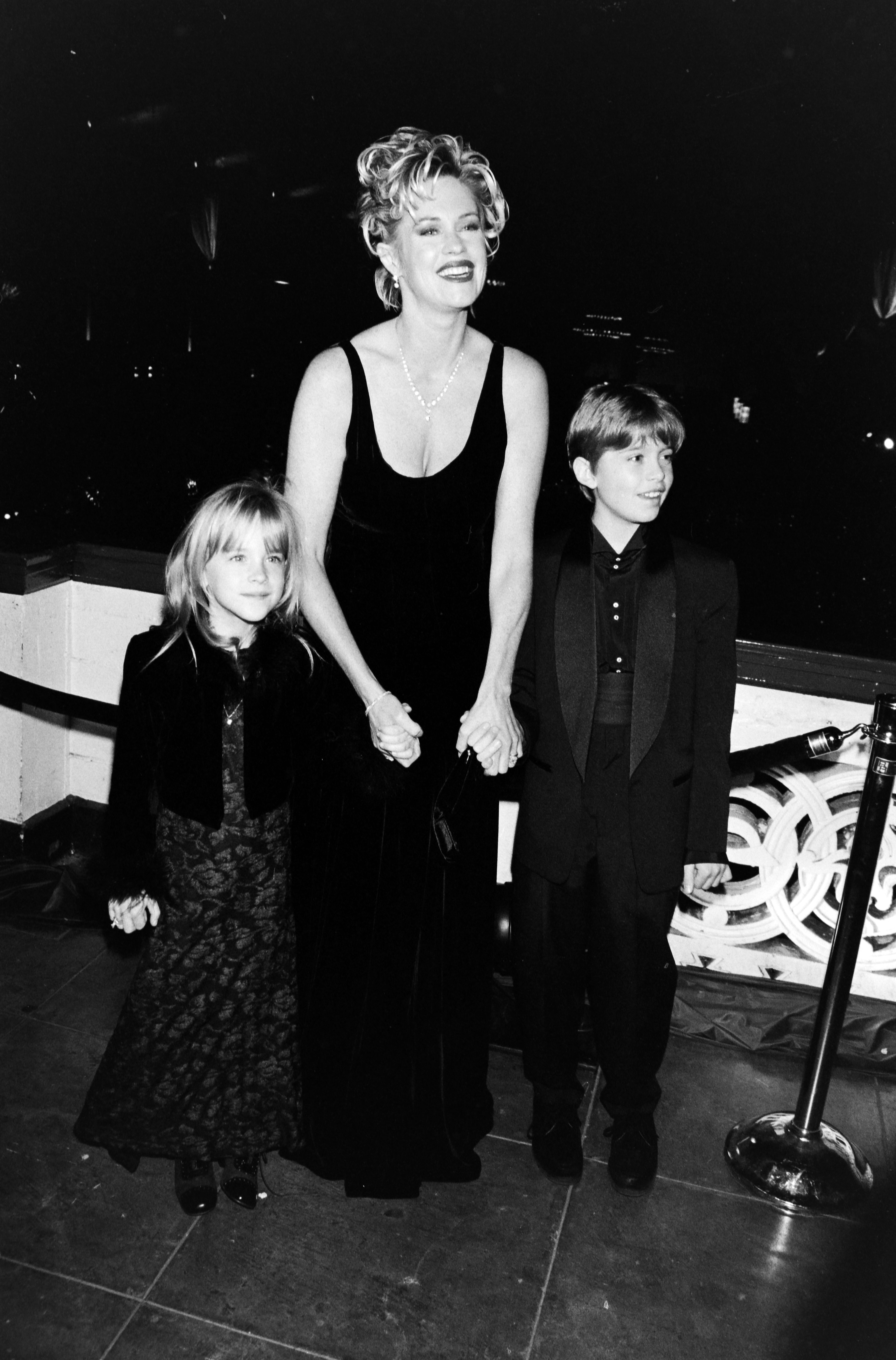 Melanie Griffith con su hija Dakota Johnson y su hijo Alexander Bauer en el estreno de "Evita" el 14 de diciembre de 1996, en Los Ángeles, California | Fuente: Getty Images