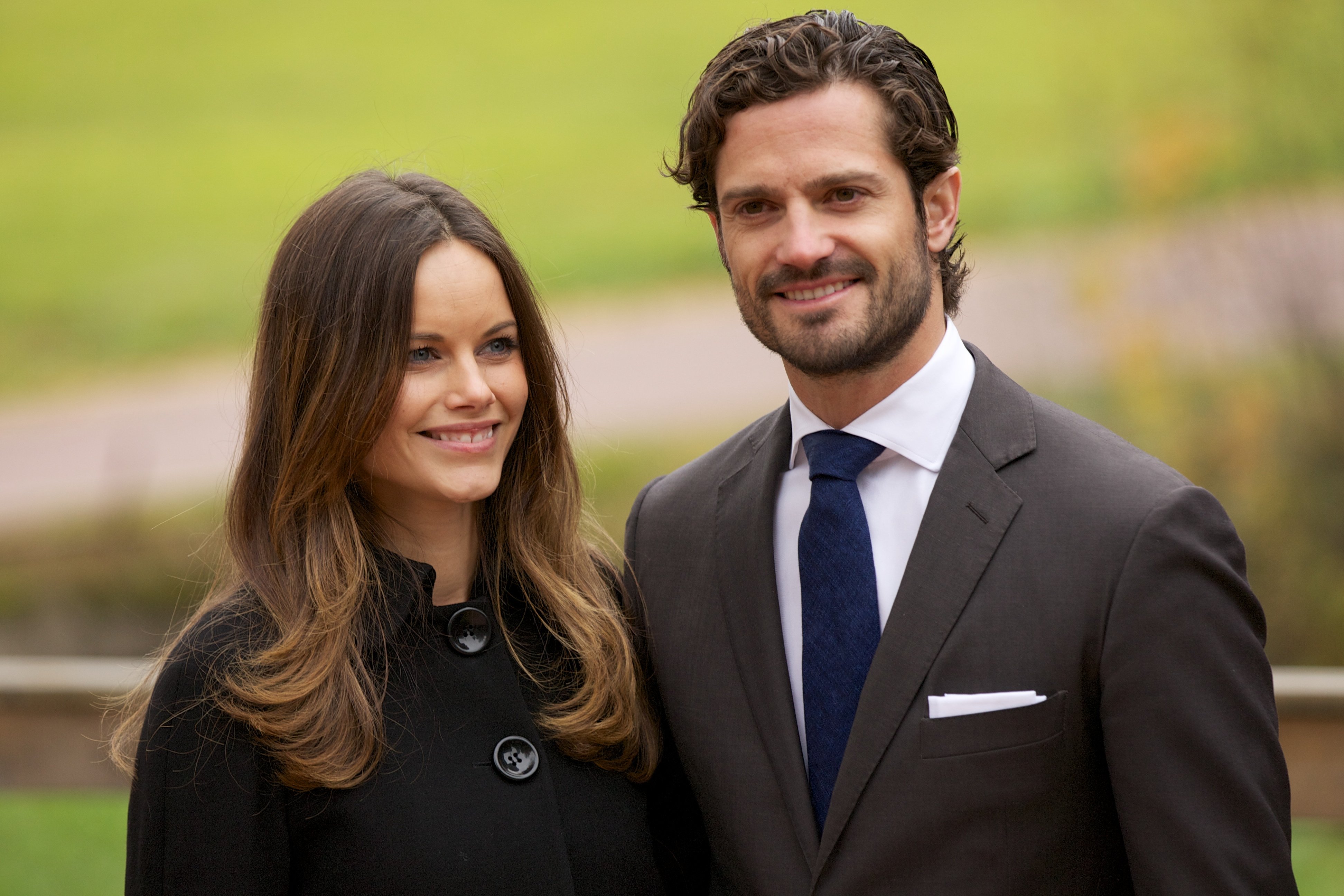 La Princesa Sofía de Suecia y el Príncipe Carl Philip de Suecia durante el segundo día de su viaje a Dalarna el 6 de octubre de 2015 en Alvdalen, Suecia. | Foto: Getty Images