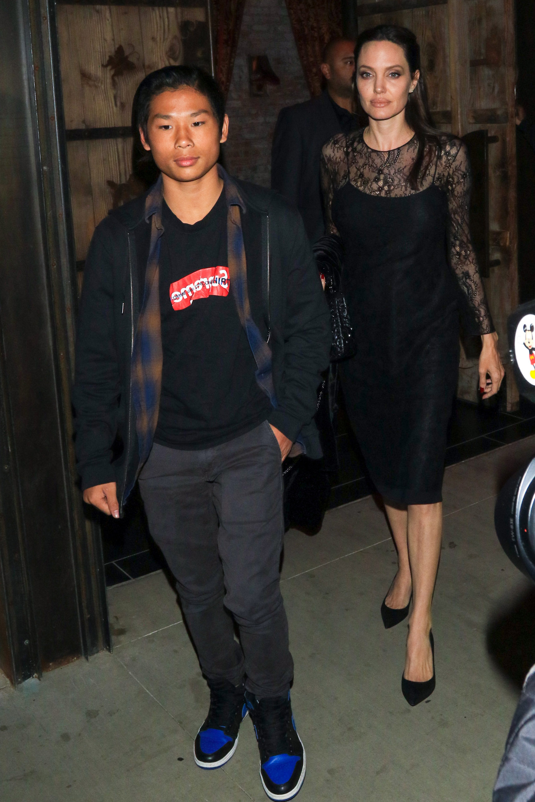 Pax Jolie-Pitt y Angelina Jolie vistos el 14 de mayo de 2017, en Los Ángeles, California. | Fuente: Getty Images