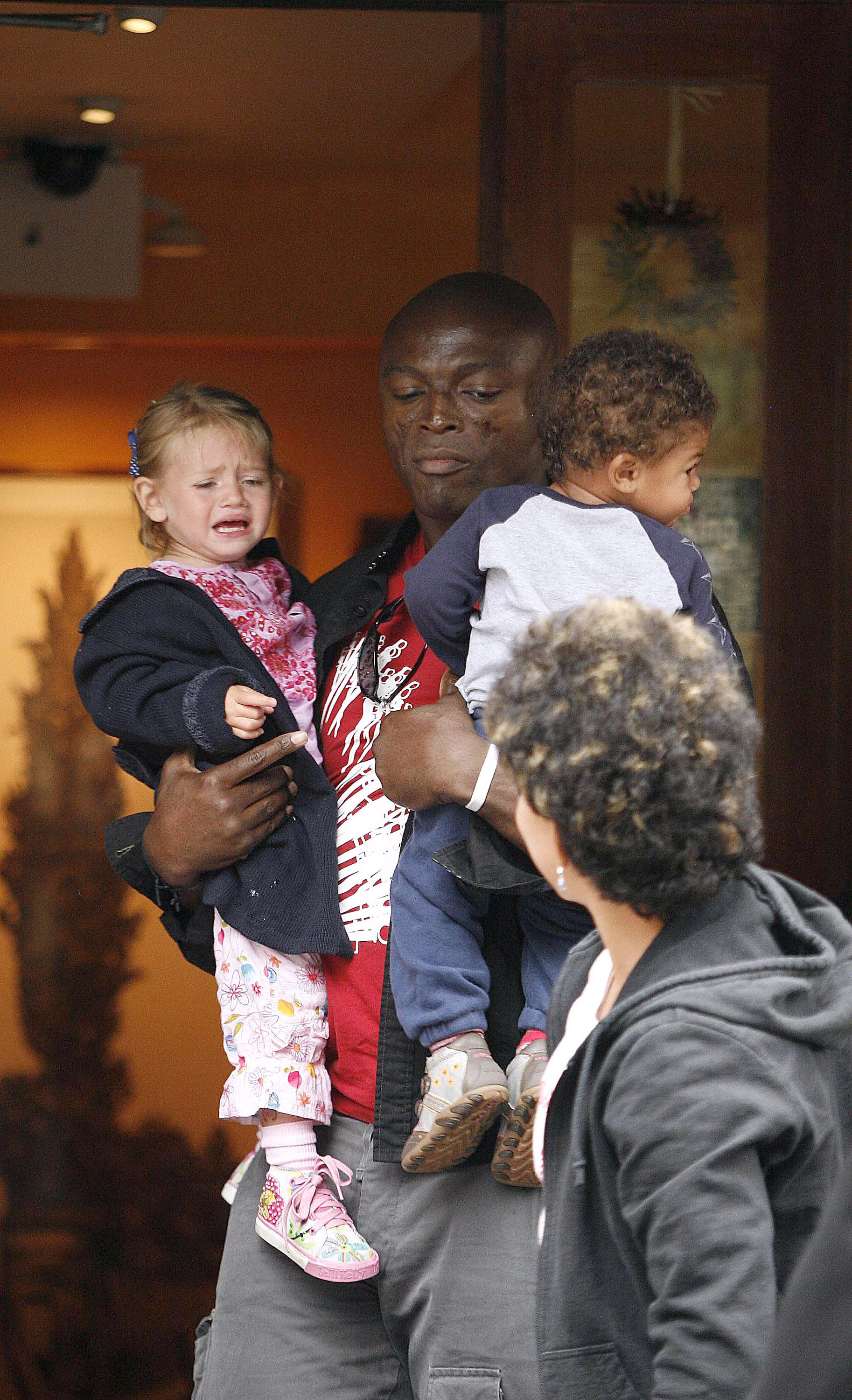 Seal fue visto con sus hijos Henry Samuel y Leni Klum en Nueva York el 6 de agosto de 2006 | Fuente: Getty Images