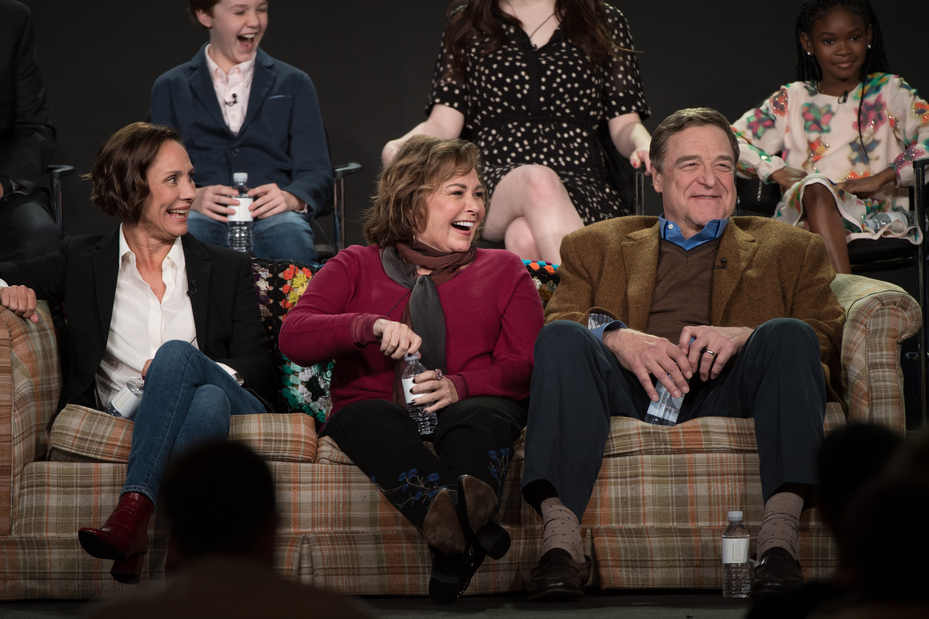 El reparto, Laurie Metcalf, Roseanne Barr y John Goodman, de "Roseanne" se dirigen a la prensa en Disney en 2018 con motivo del reinicio | Fuente: Getty Images