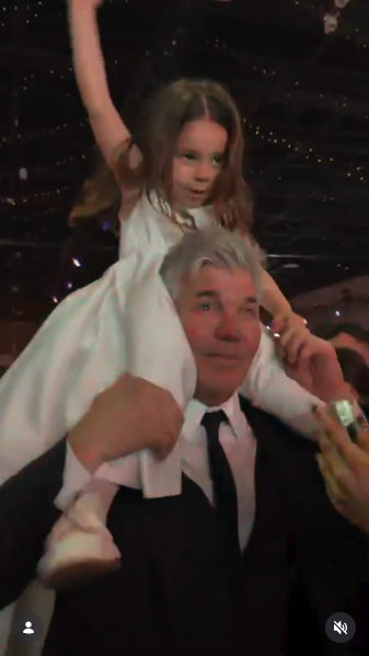 Fernando Burlando y su hija Sarah Burlando, de 3 años, en la gala solidaria organizada por Margarita Barrientos | Fuente: Instagram/barbaritafranco21