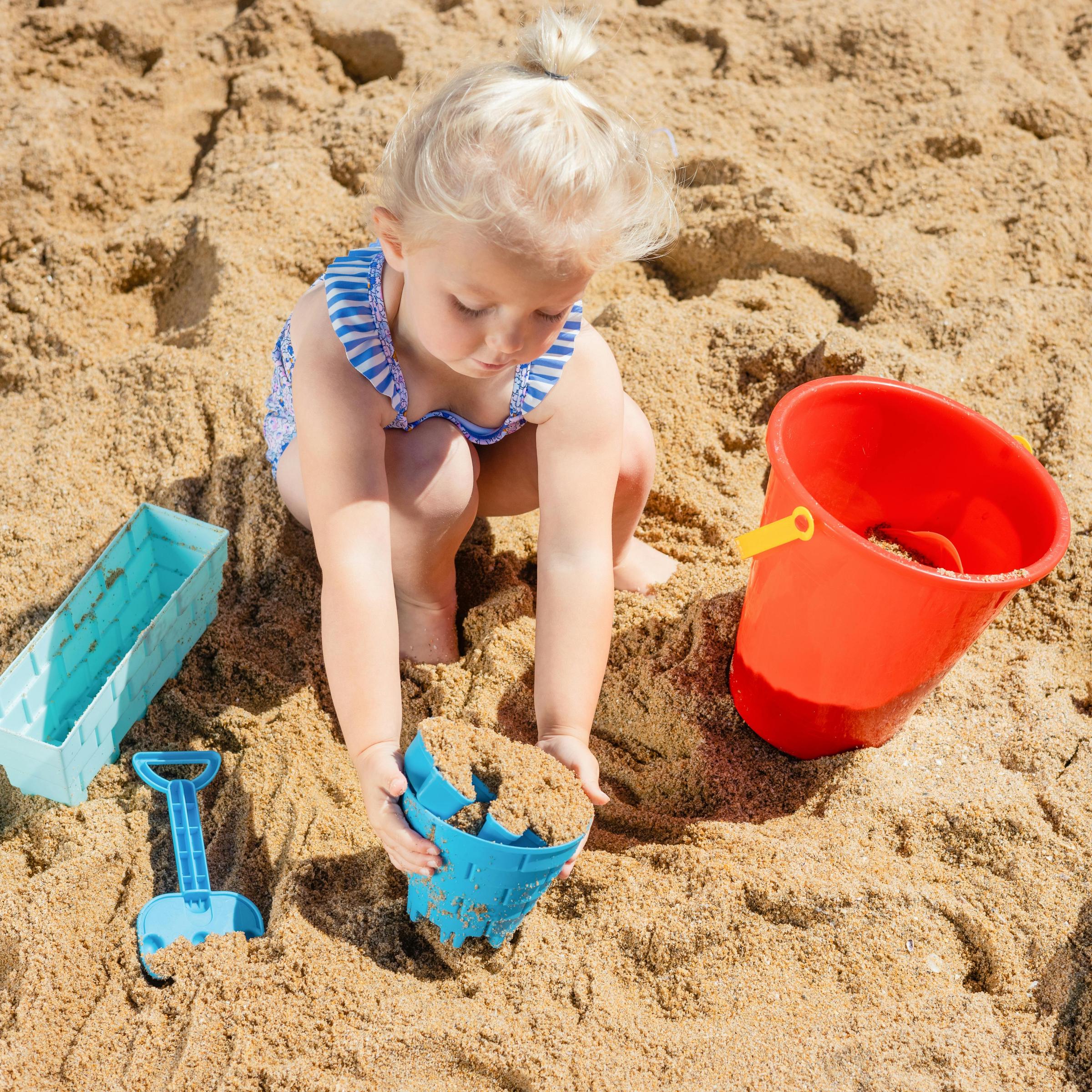 Un niño jugando en una playa | Fuente: Pexels