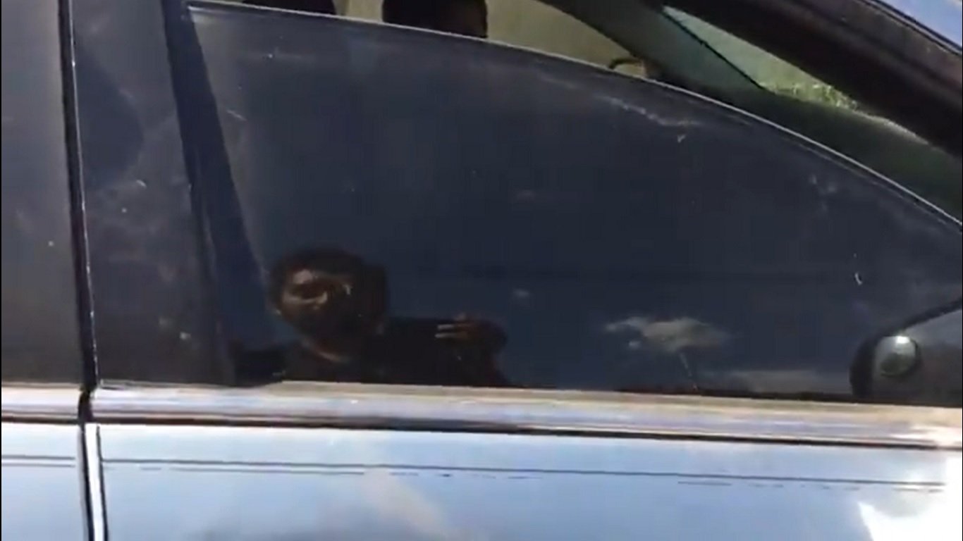 Hombre reclamando a conductor.| Imagen tomada de: Twitter/Órale! Qué Chiquito
