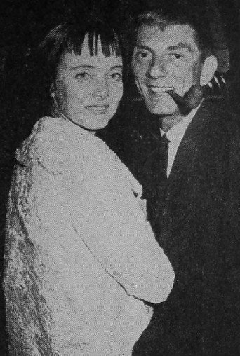 Carolyn Jones y Aaron Spelling en 1960. | Imagen: Wikimedia Commons.