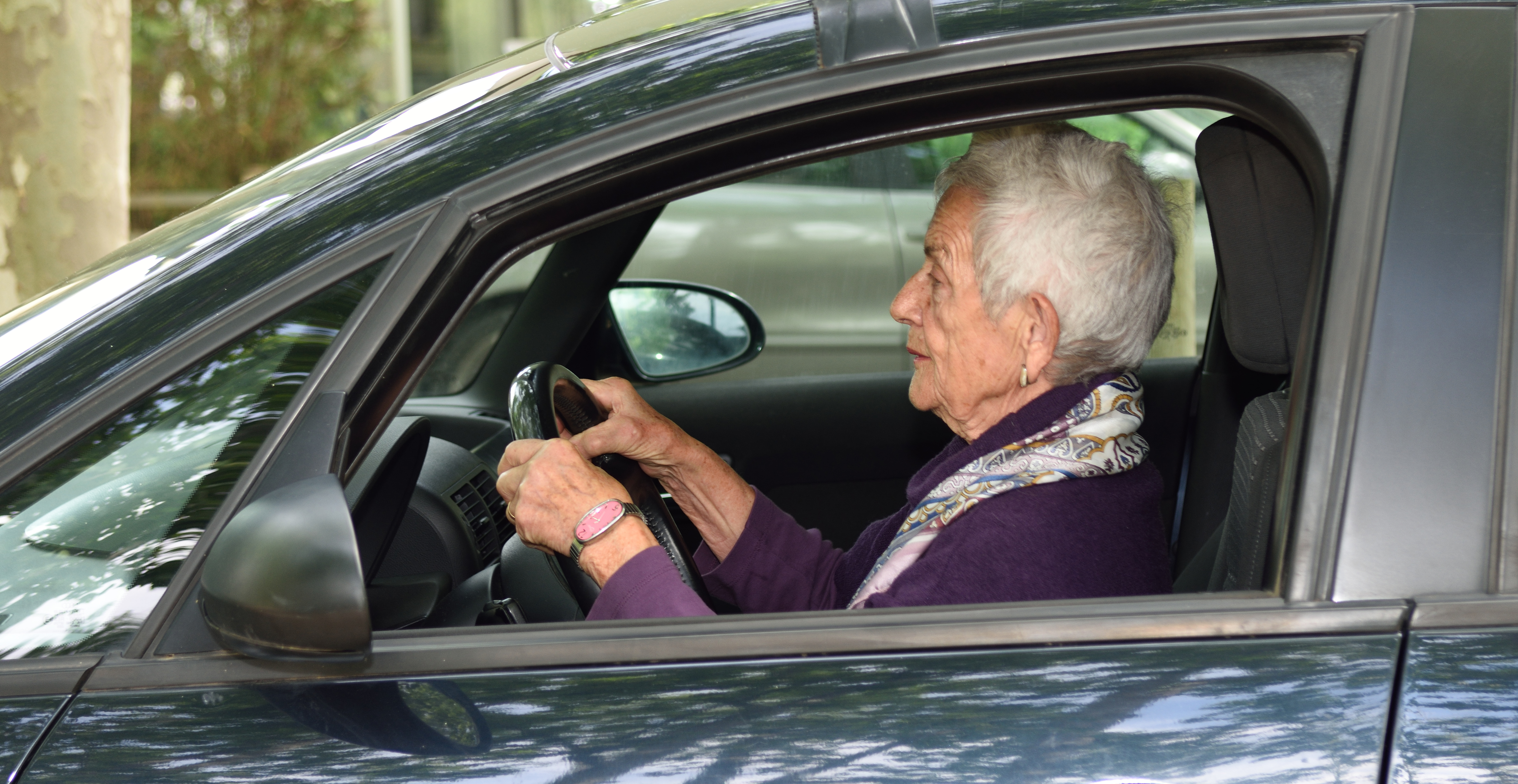Una mujer mayor conduciendo un Automóvil | Fuente: Shutterstock