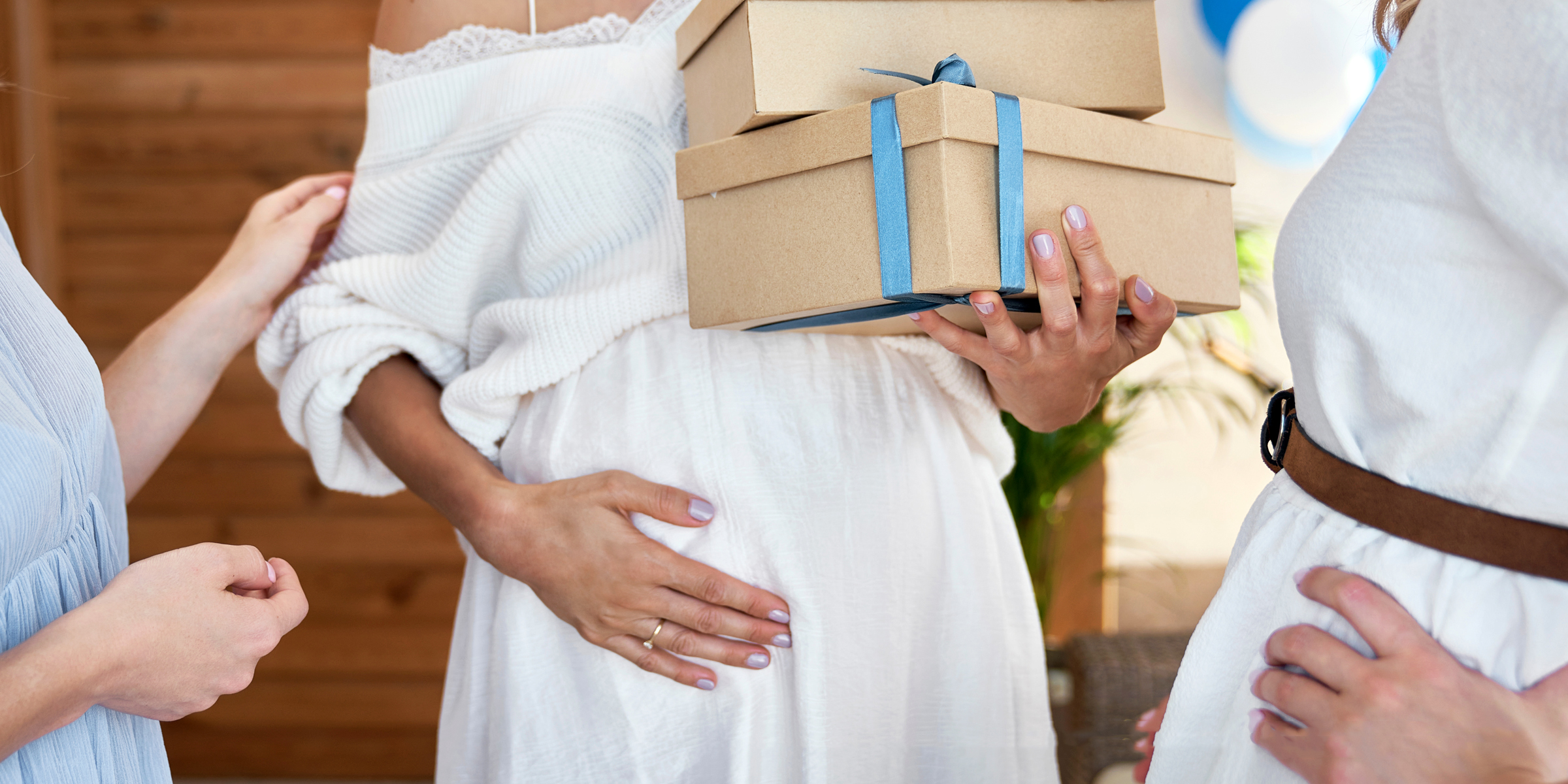 Una mujer embarazada sujetándose el vientre | Fuente: Shutterstock